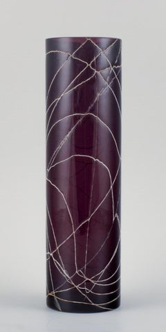 Lila Kunstglasvase, dekoriert mit silbernen Fäden. Mitte des 20. Jahrhunderts