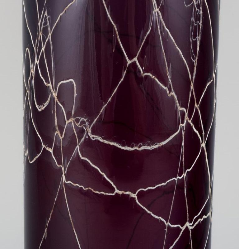 20ième siècle Vase en verre d'art violet décoré de fils argentés. Milieu du 20e siècle. en vente