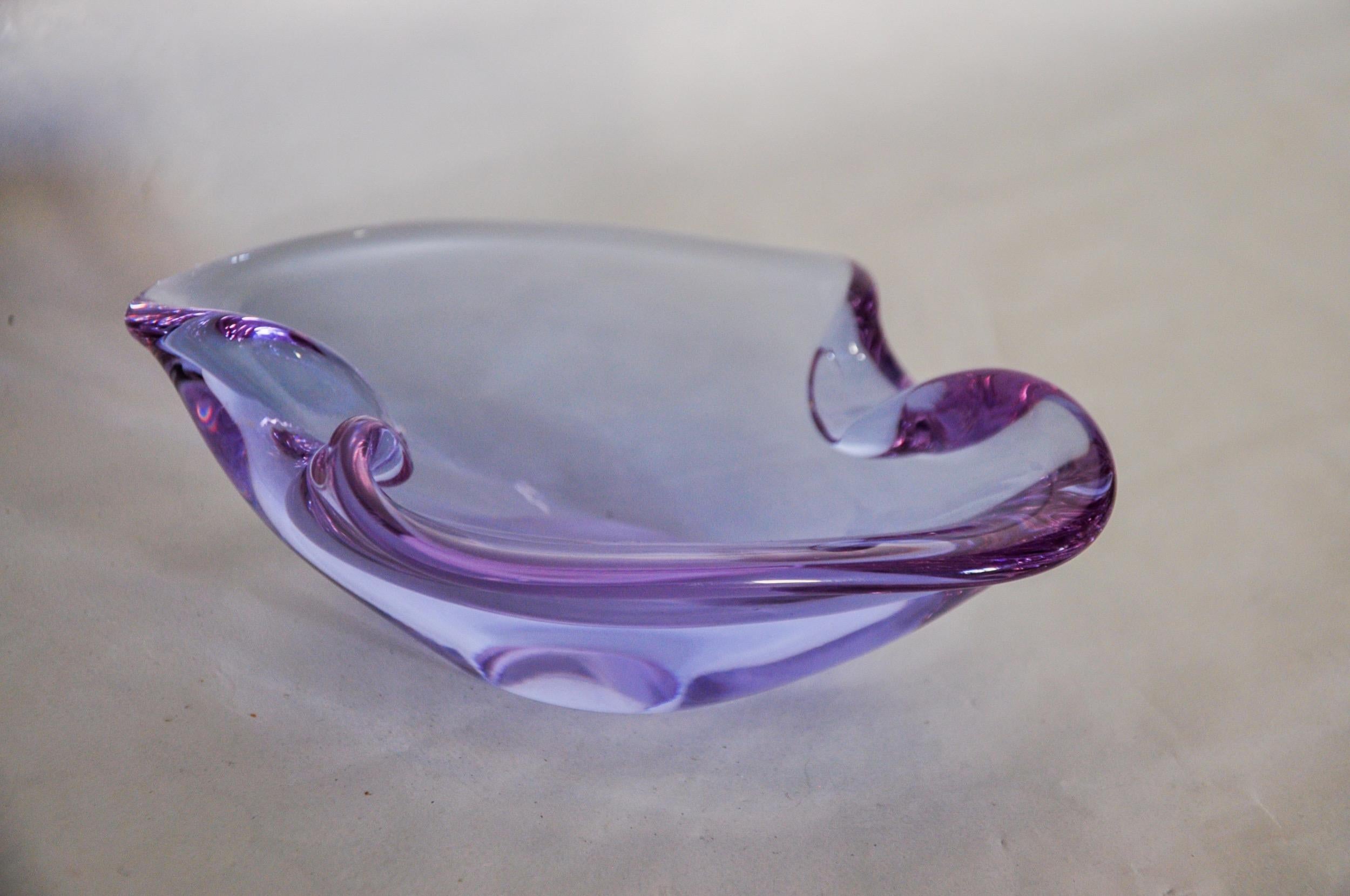 Prächtiger und seltener violetter Aschenbecher von Sommerso, entworfen und hergestellt für Seguso in Murano in den 1970er Jahren. Handgefertigtes Glas in der Sommerso-Technik (Überlagerung von Schichten aus geschmolzenem Glas). Prächtiges Sammel-