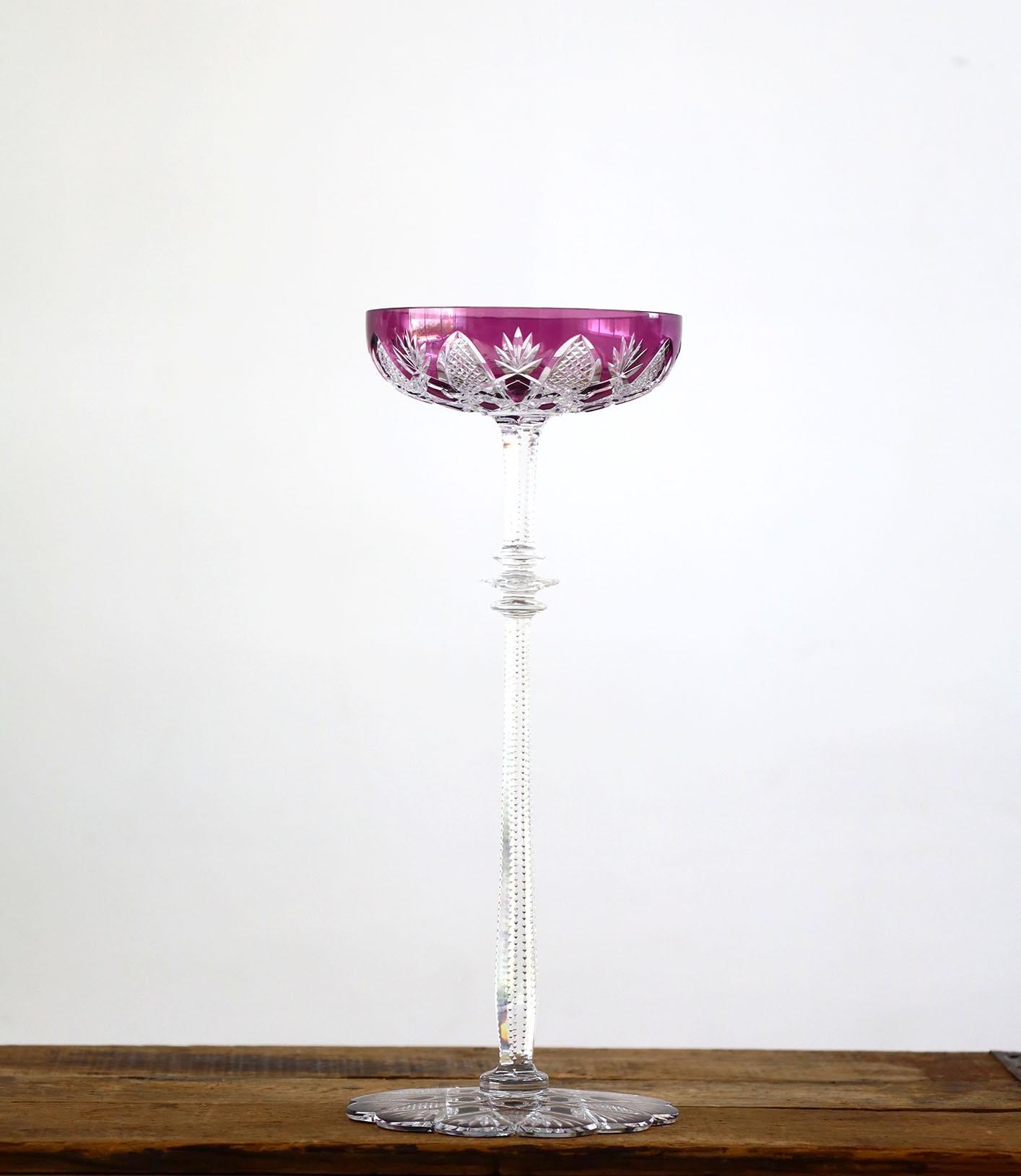 Creado para el zar Nicolás II, este cuenco de cristal transparente -recubierto de cristal coloreado con un tallo alto, una base festoneada y decoraciones de diamantes y hojas de palmera- es espectacular. Este excepcional conjunto conquistó a muchos