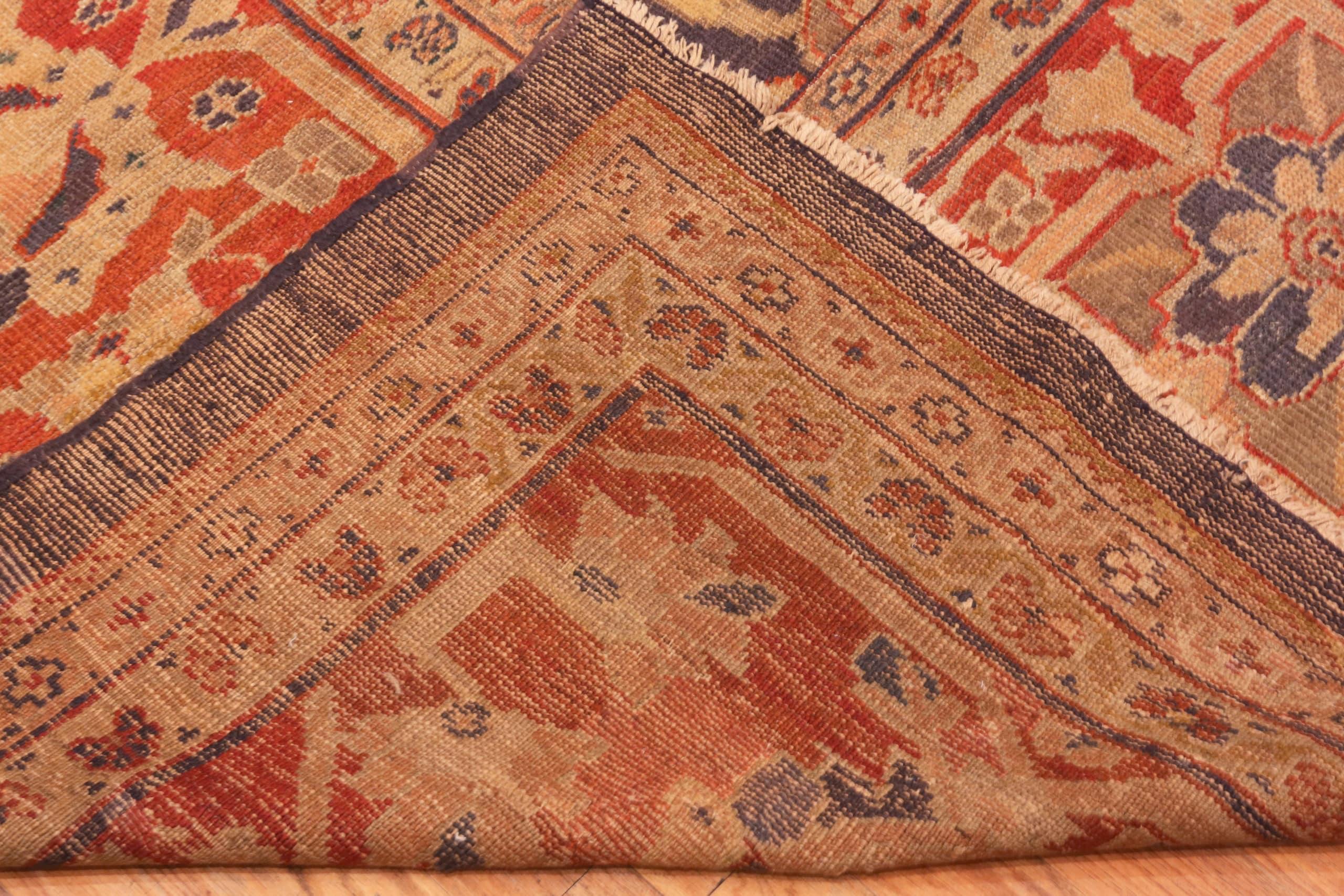 Schöne lila Hintergrund antike persische Sultanabad Area Rug, Herkunftsland / Teppich-Typ: Persische Teppiche, CIRCA Datum: 1900. Größe: 10 ft 4 in x 14 ft (3,15 m x 4,27 m)