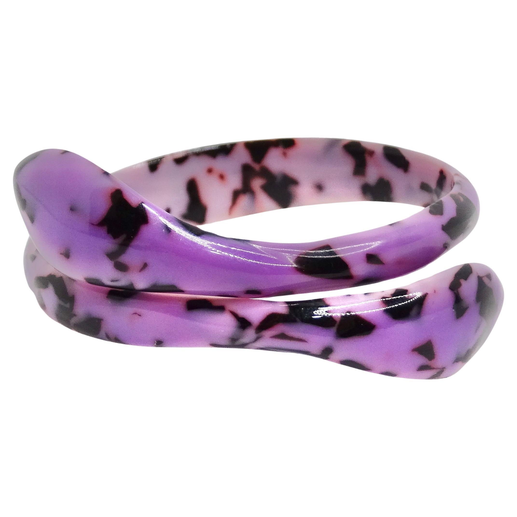 Bracelet manchette en bakélite mauve avec tête de serpent en vente