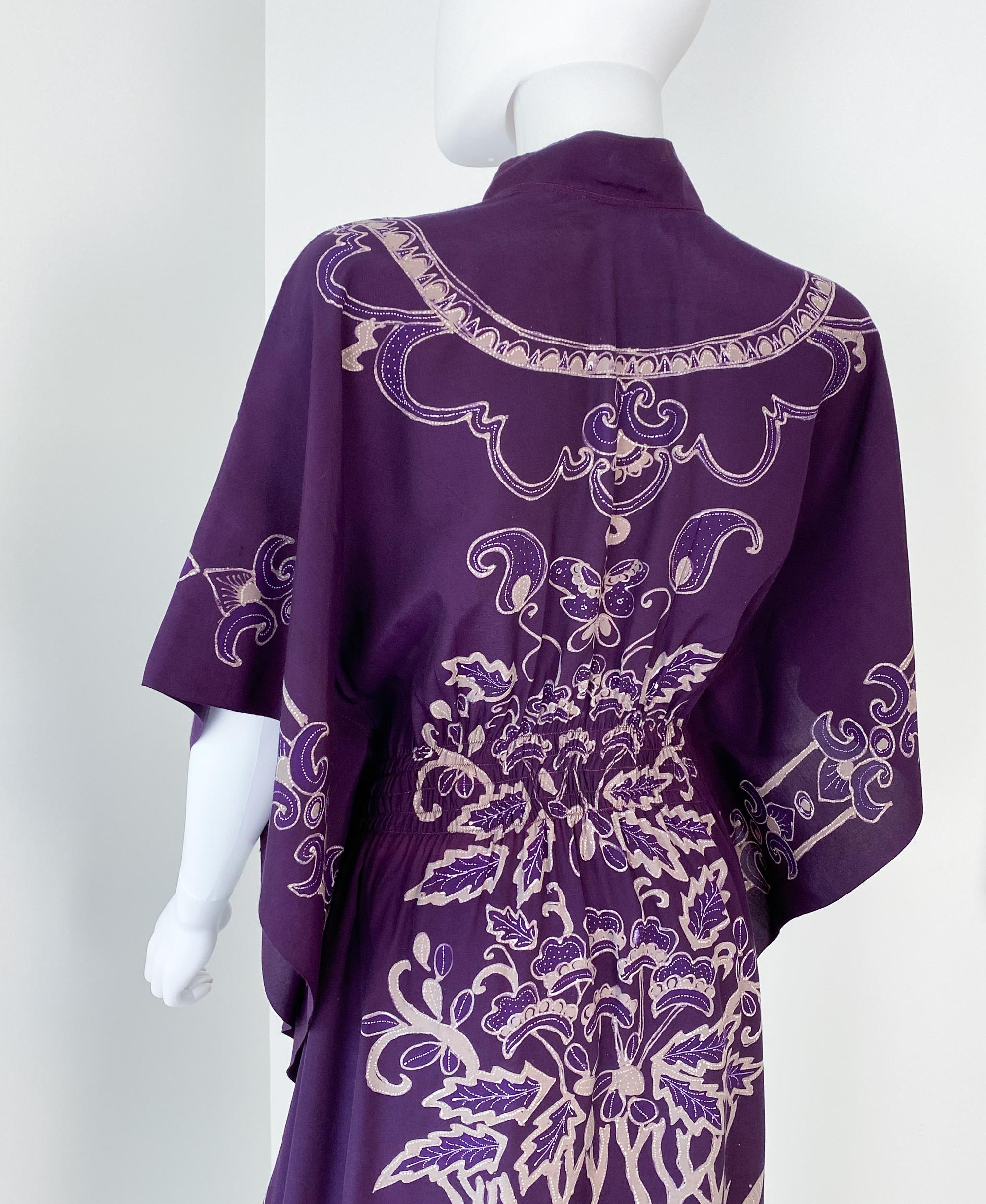 Maxi abito caftano in cotone batik viola con maniche a pipistrello taglia 8/10, anni '70 in vendita 11