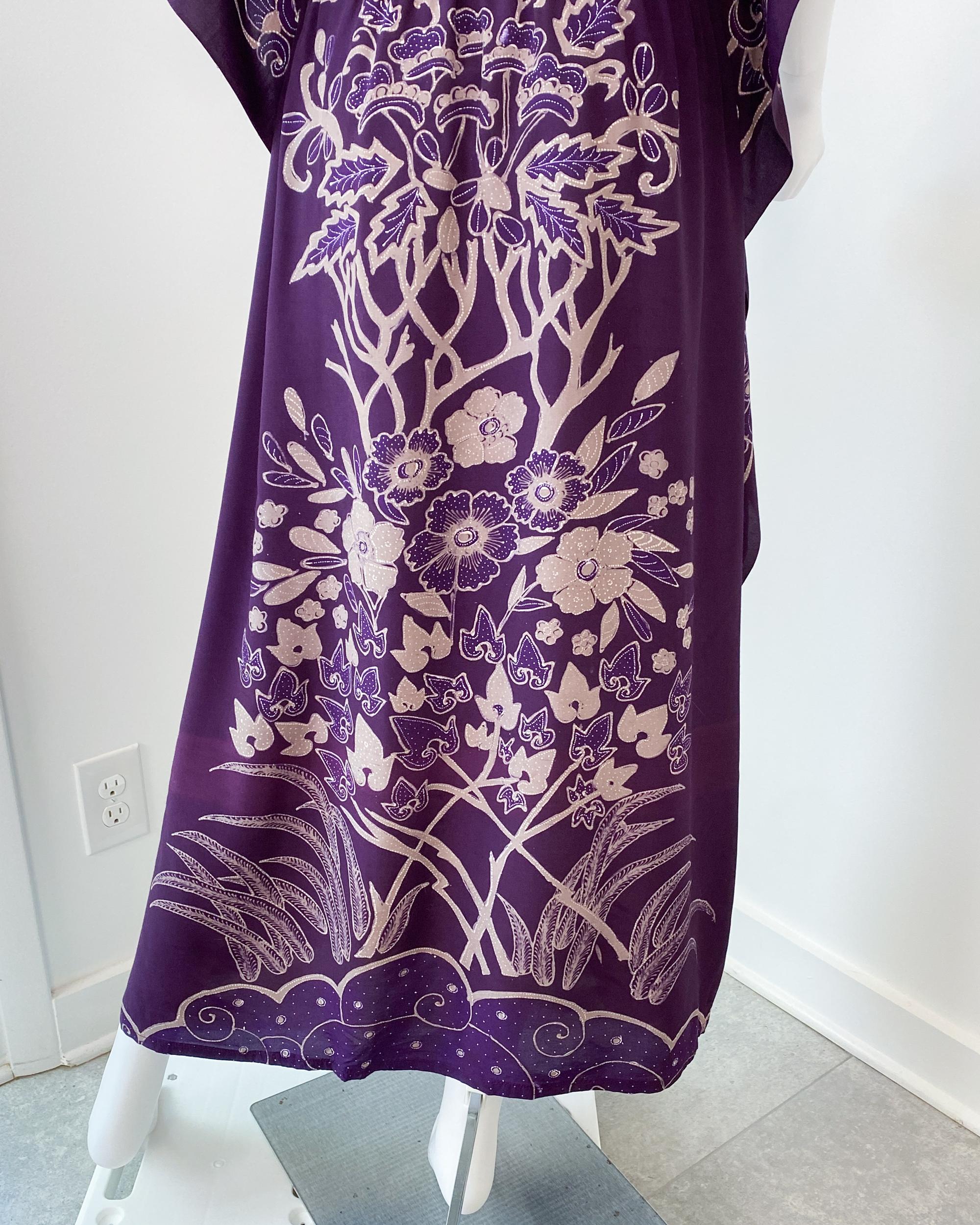 Maxi abito caftano in cotone batik viola con maniche a pipistrello taglia 8/10, anni '70 in vendita 12