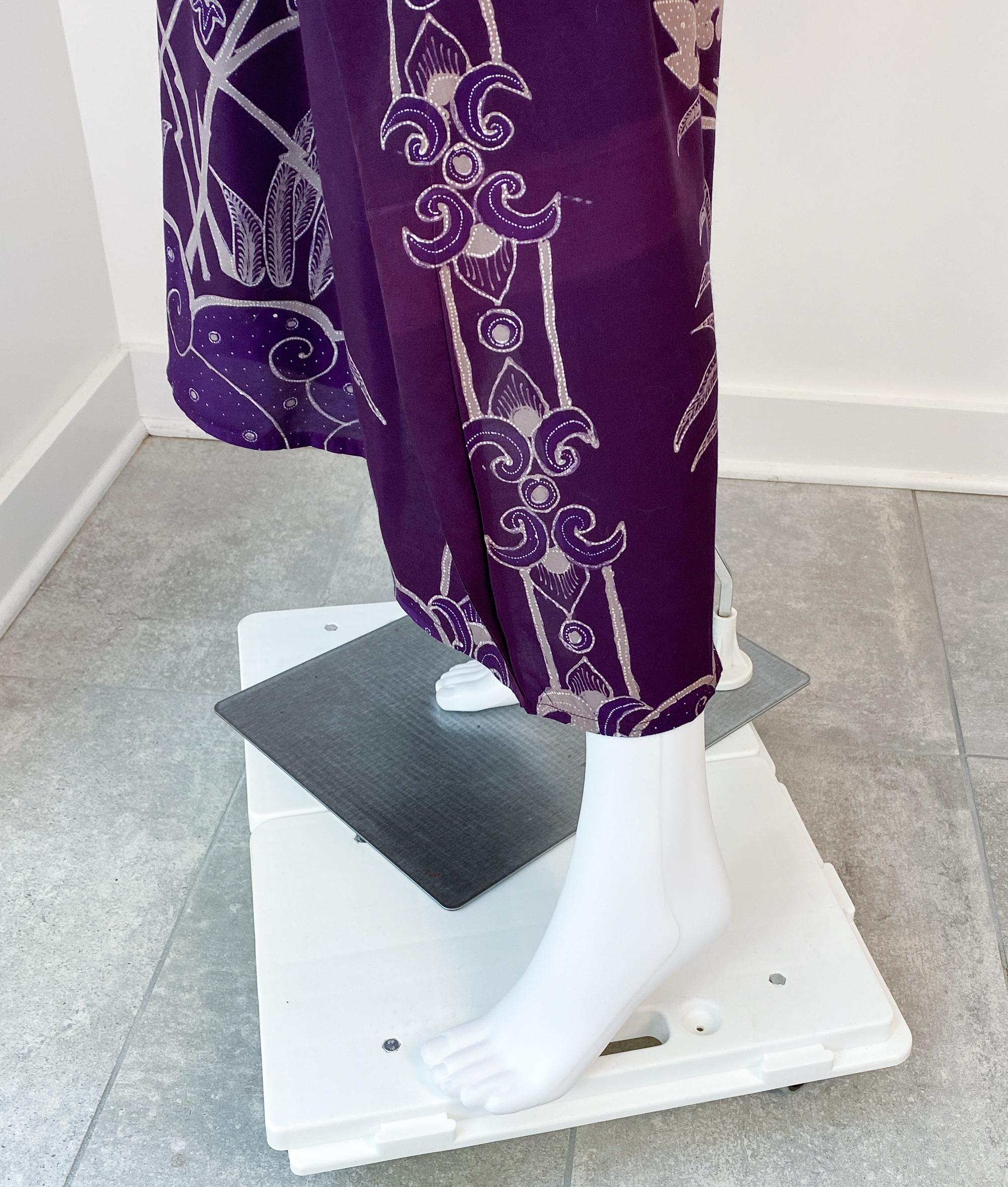 Maxi abito caftano in cotone batik viola con maniche a pipistrello taglia 8/10, anni '70 in vendita 13