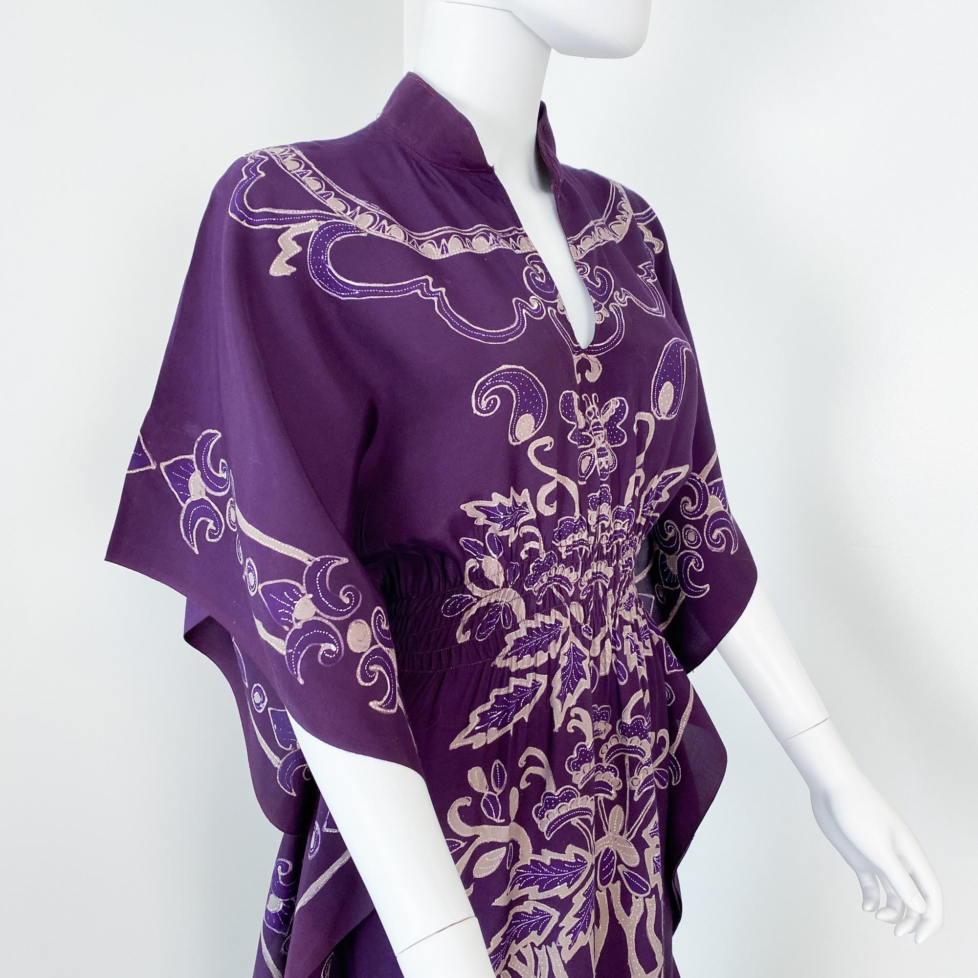 Maxi abito caftano in cotone batik viola con maniche a pipistrello taglia 8/10, anni '70 In condizioni ottime in vendita a Atlanta, GA