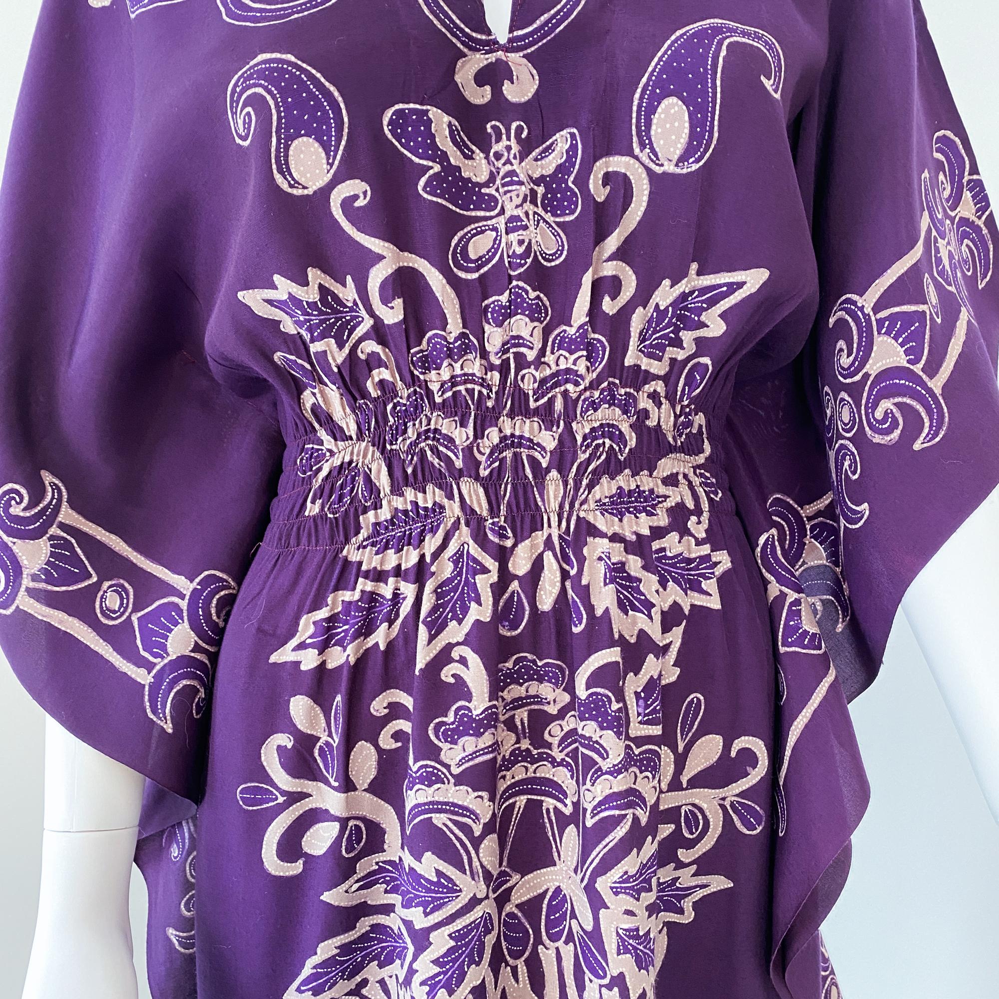 Maxi abito caftano in cotone batik viola con maniche a pipistrello taglia 8/10, anni '70 in vendita 1