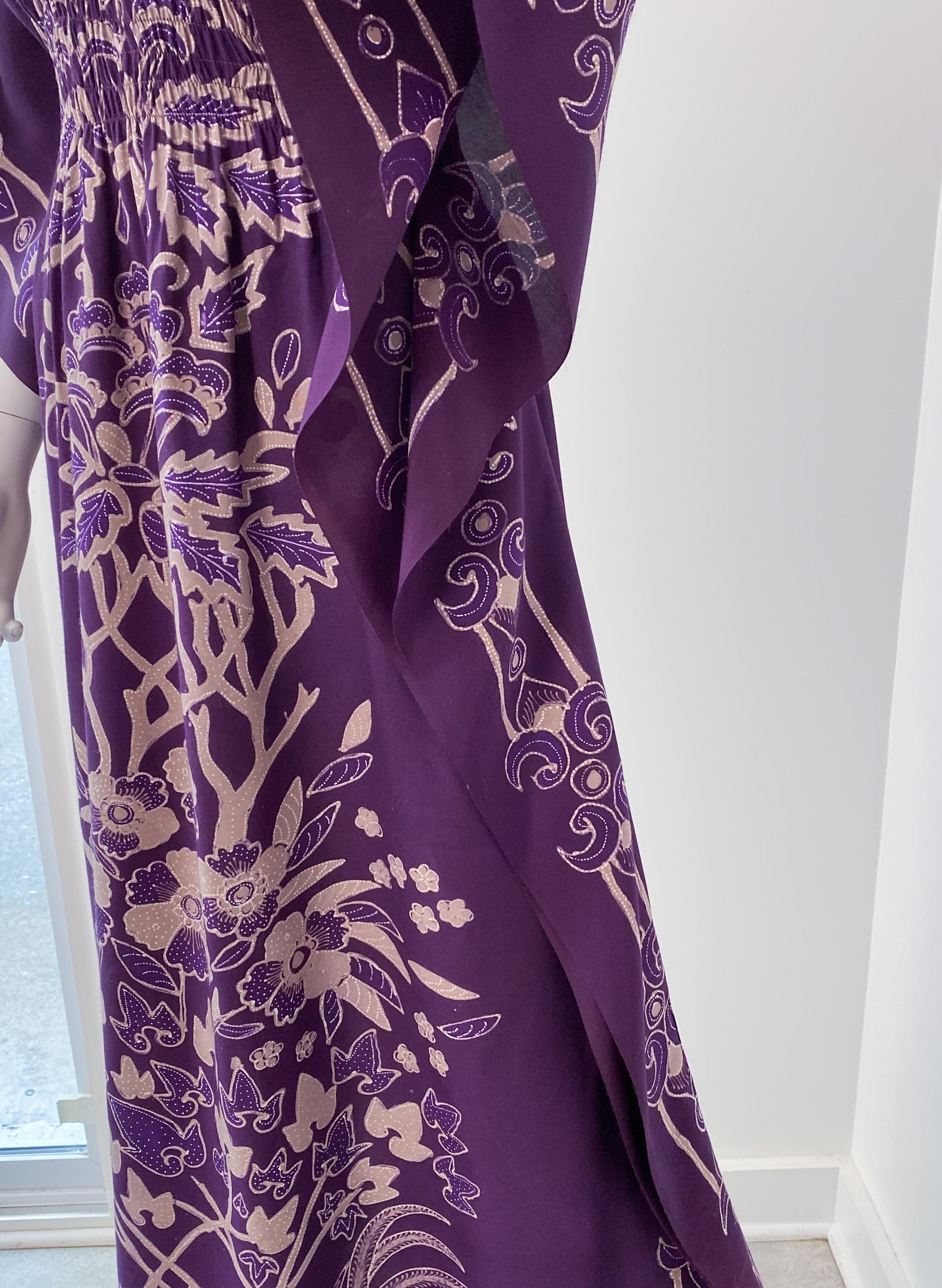 Maxi abito caftano in cotone batik viola con maniche a pipistrello taglia 8/10, anni '70 in vendita 3