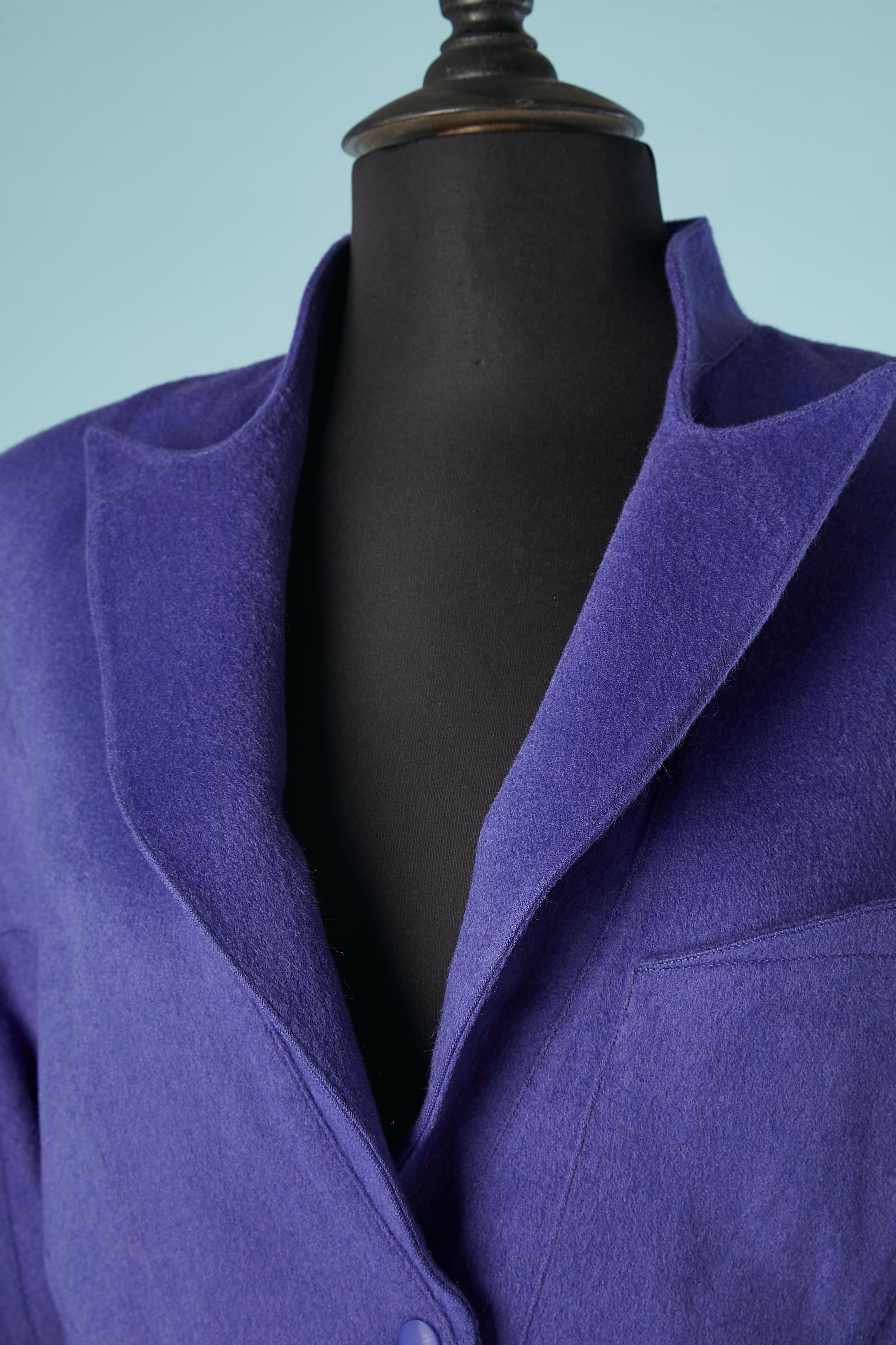 Veste en laine violet-bleu (mélange possible avec du cachemire ou de l'alpaga, mais pas d'étiquette de composition du tissu) à simple boutonnage. Snap au milieu de l'avant. Epaulettes. Buste et taille découpés. Manches raglan. Doublure en rayonne.