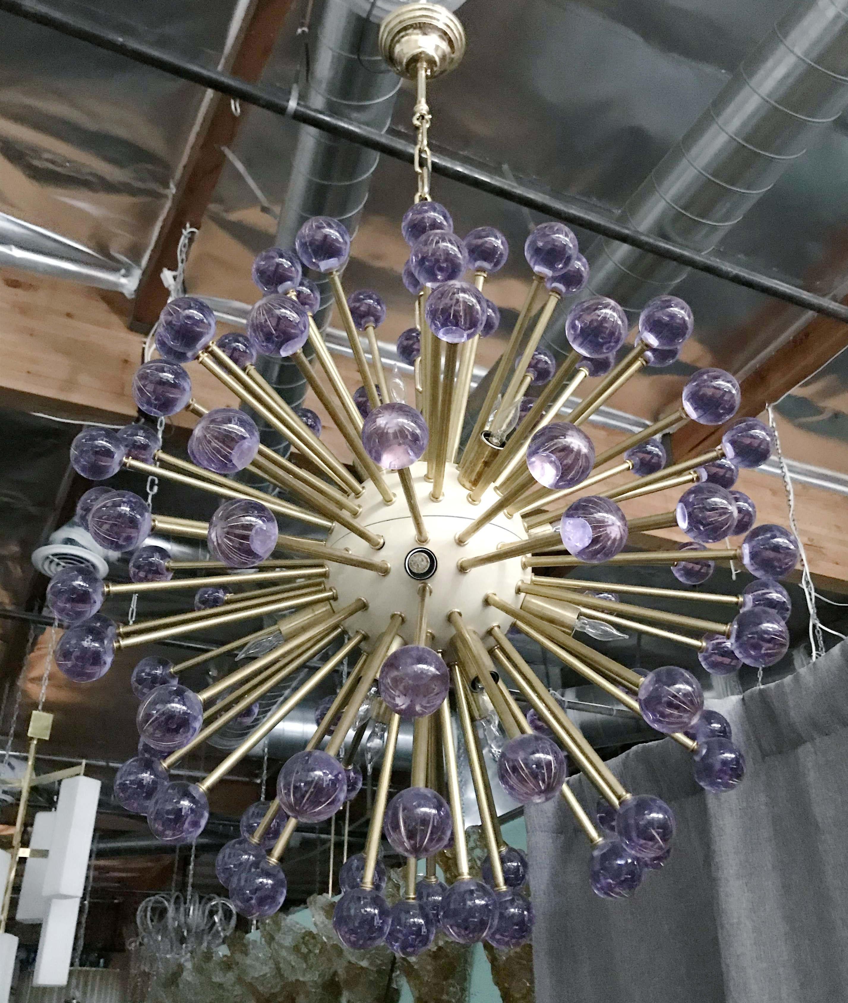 Moderner italienischer Sputnik-Kronleuchter mit violetten Murano-Glaskugeln, cremefarben emailliertem Zentrum, montiert auf Messingrahmen / Entwurf Fabio Bergomi für FABIO LTD / Hergestellt in Italien
16 Leuchten / Typ E12 oder E14 / max. 40W pro