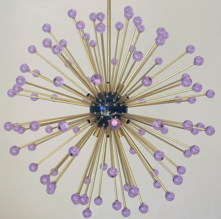 Moderner italienischer Sputnik-Kronleuchter mit violetten Murano-Glaskugeln, schwarz emailliertem Zentrum und Baldachin, montiert auf Messingrahmen / Entwurf Fabio Bergomi für FABIO LTD / Hergestellt in Italien
16 Leuchten / Typ E12 oder E14 / max.
