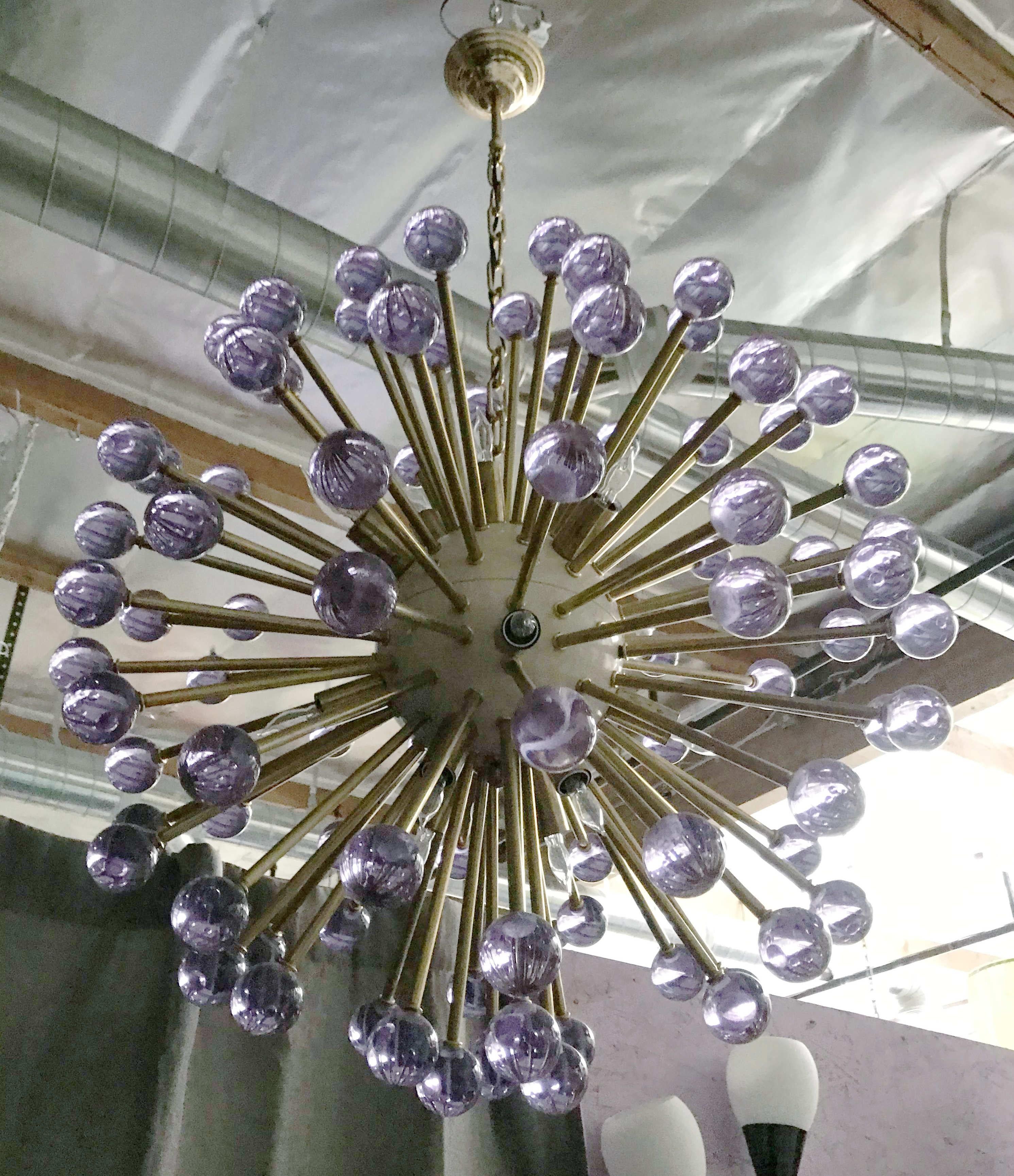 XXIe siècle et contemporain Lustre Spoutnik violet en écaille de verre par Fabio Ltd en vente