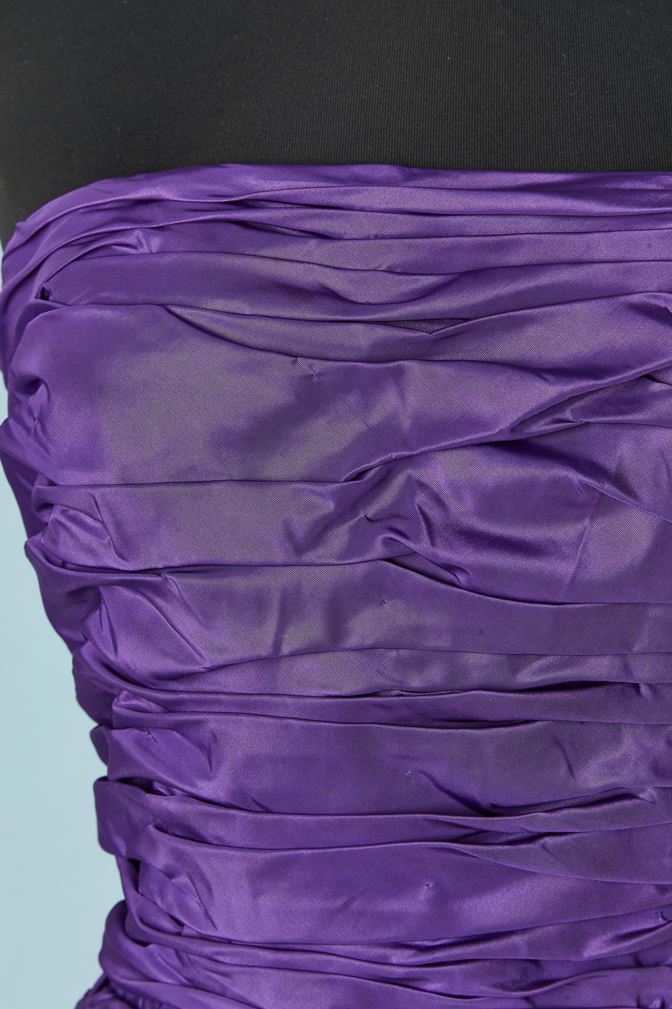 Vestido de cóctel con corpiño morado. Composición del tejido principal: Nylon y poliéster ( parece una tafetán rígido) 
Deshuesada. Cierre con cremallera, corchete y broche en la parte central de la espalda. 
TALLA M 