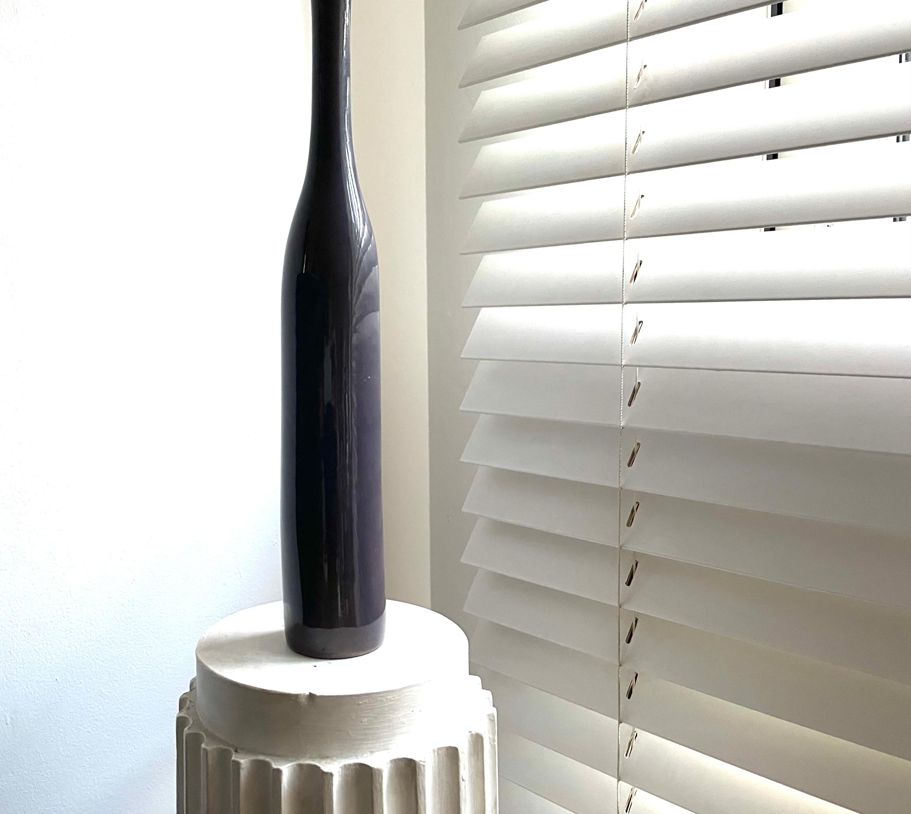 Rare vase en céramique en forme de bouteille conçu par J.et D. Ruelland.
Couleur violette.
Signé sous la base.
France vers 1960 ;