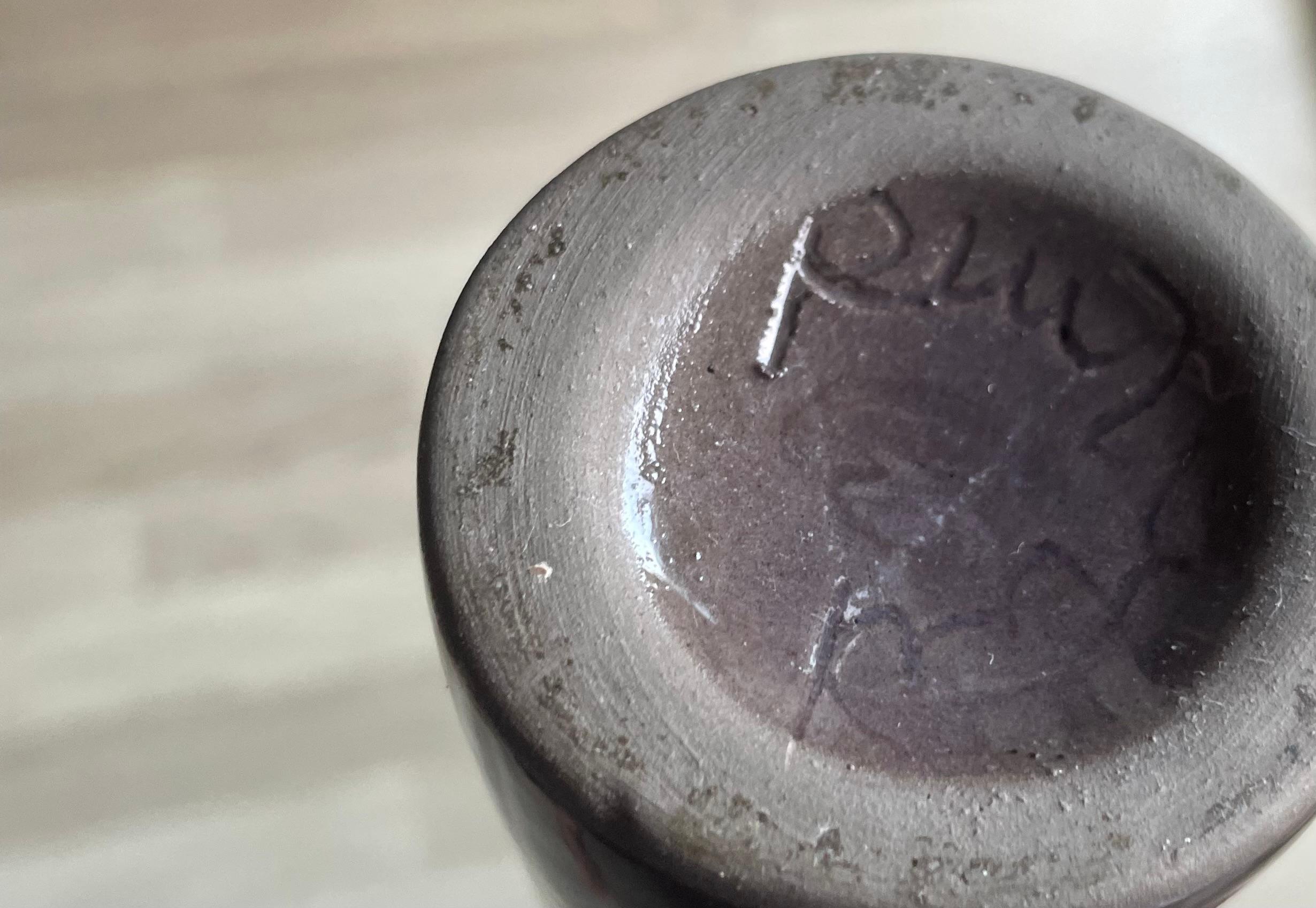 Forme de bouteille en céramique violette par Jacques et Dani Ruelland, France 1960. Bon état - En vente à Brussels, BE