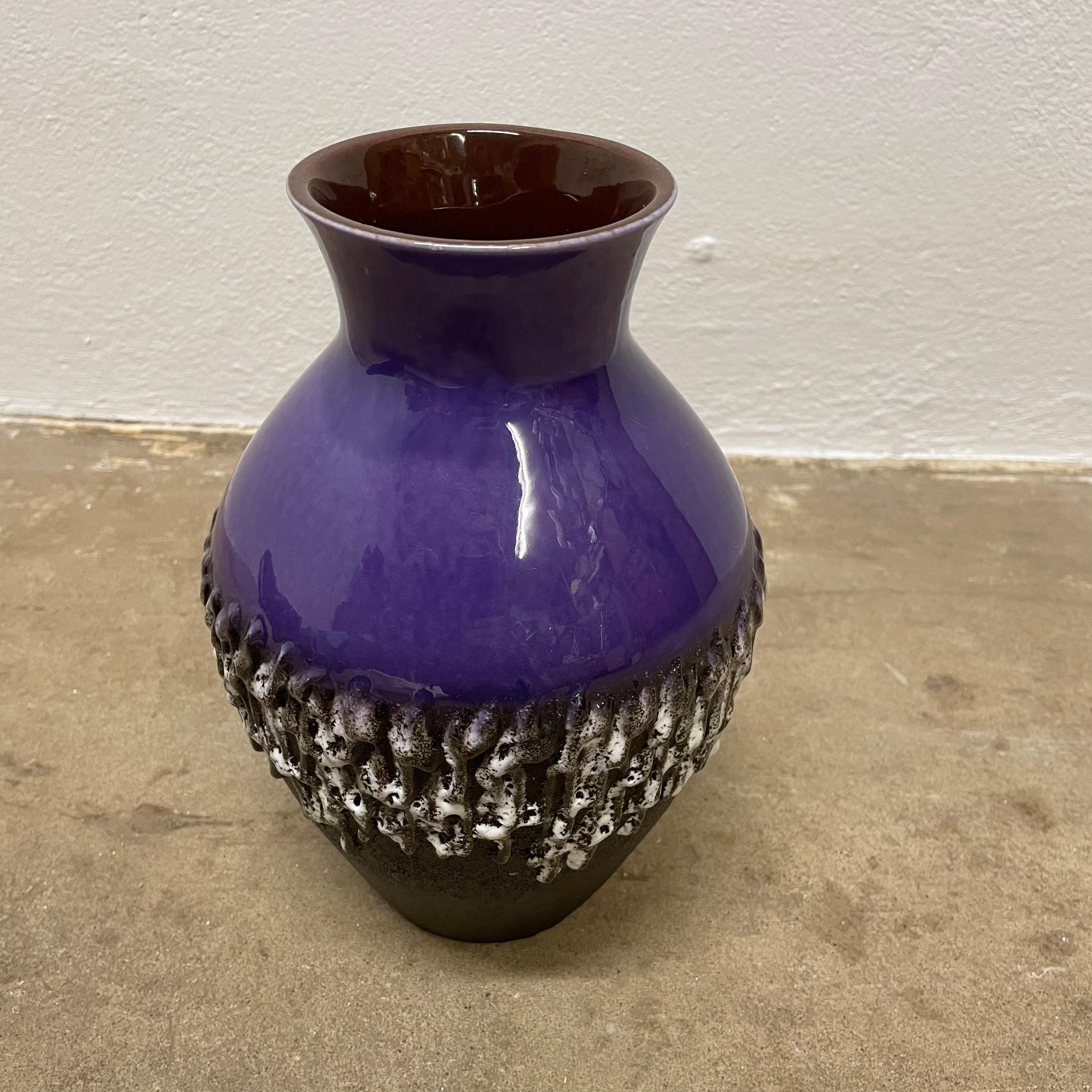Vase brutaliste en céramique violette Fat Lava Carstens Tönnieshof, Allemagne, années 1970 en vente 6