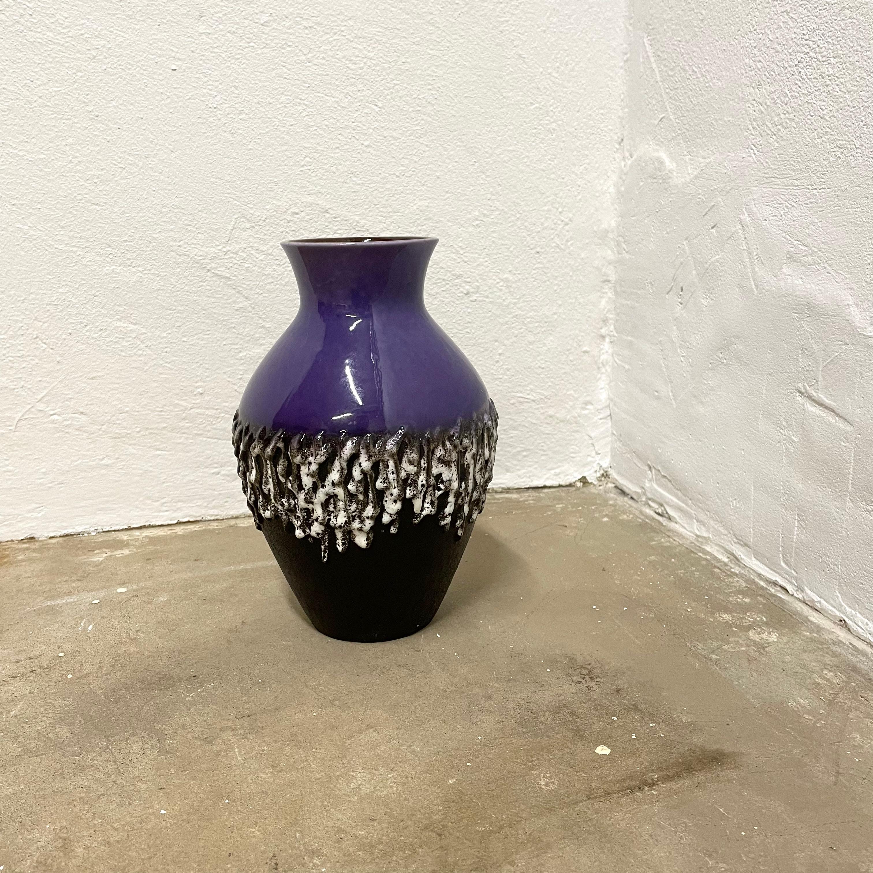 Mid-Century Modern Vase brutaliste en céramique violette Fat Lava Carstens Tönnieshof, Allemagne, années 1970 en vente