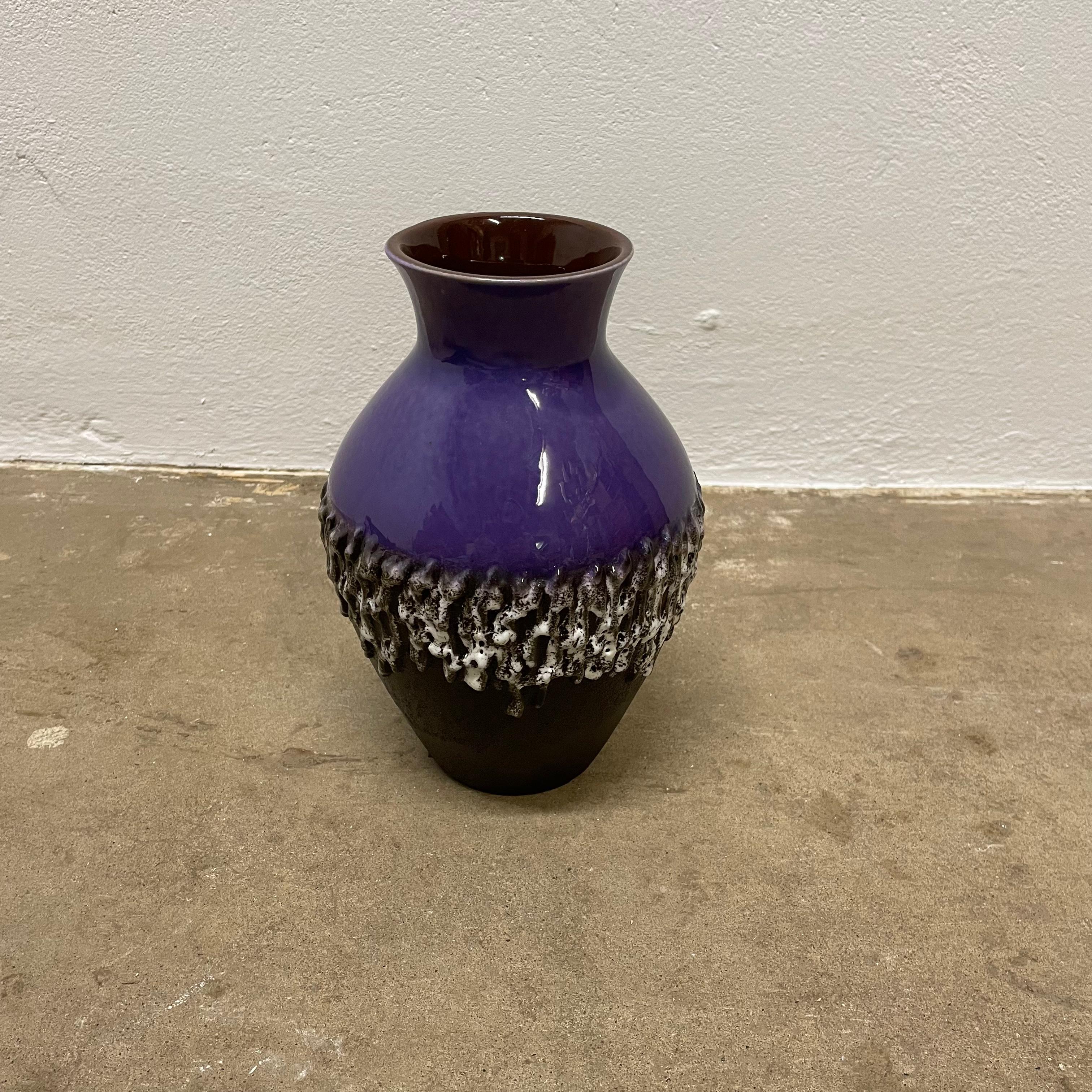 Allemand Vase brutaliste en céramique violette Fat Lava Carstens Tönnieshof, Allemagne, années 1970 en vente