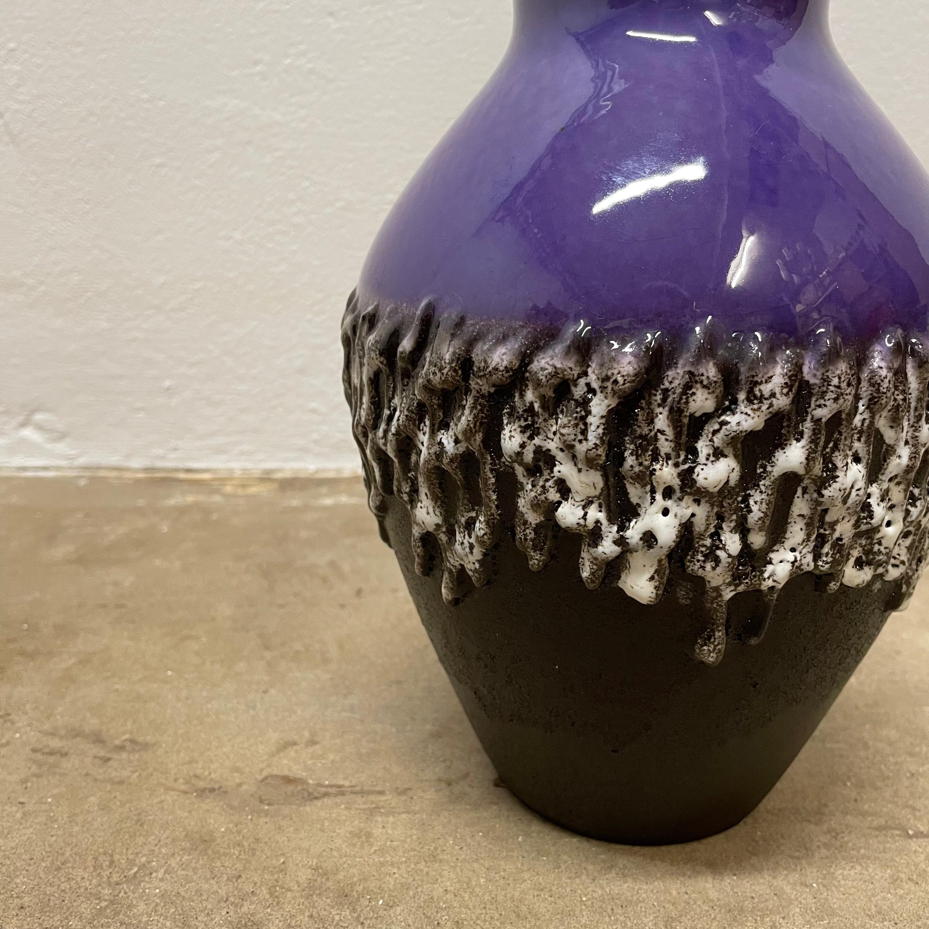 Vase brutaliste en céramique violette Fat Lava Carstens Tönnieshof, Allemagne, années 1970 Bon état - En vente à Kirchlengern, DE