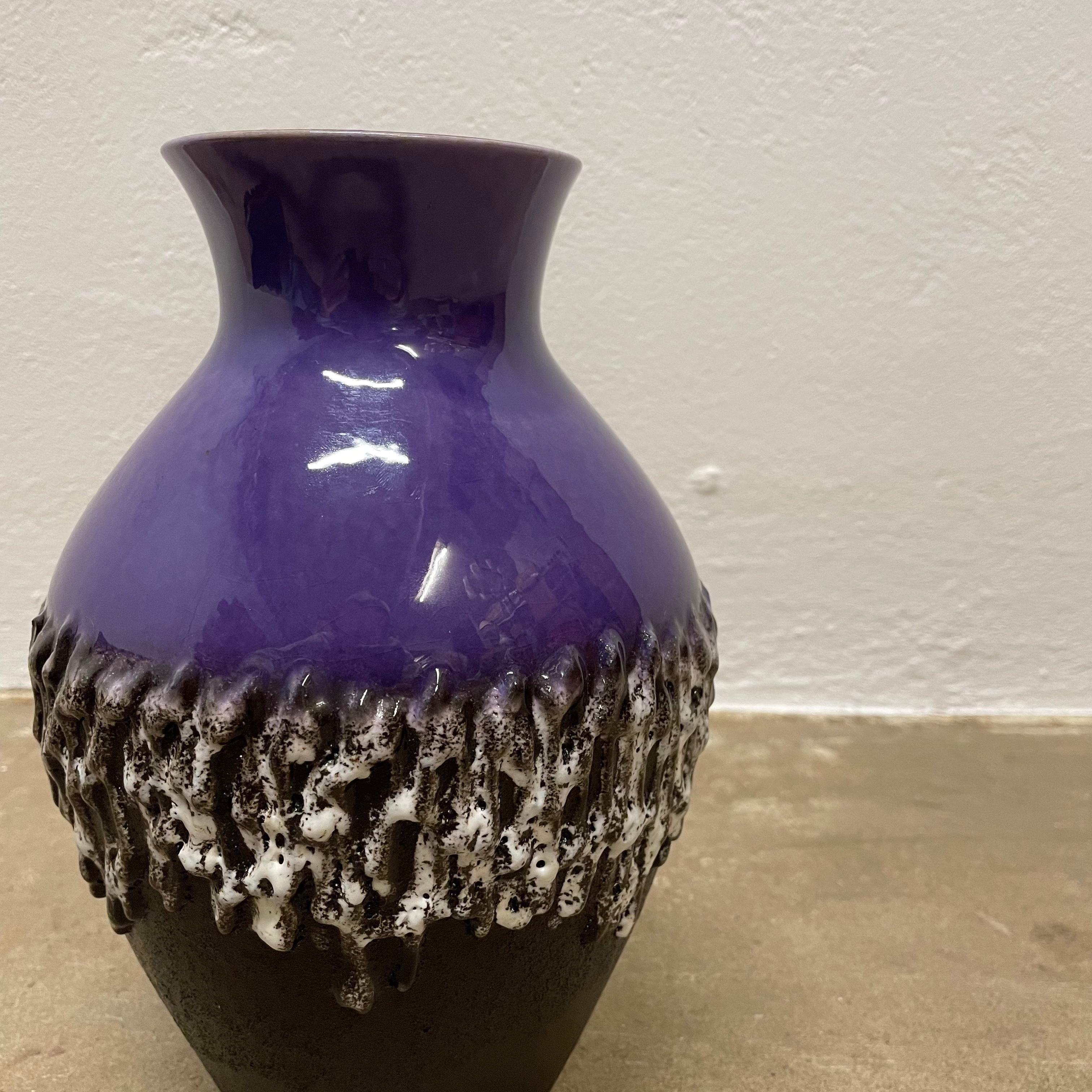 Céramique Vase brutaliste en céramique violette Fat Lava Carstens Tönnieshof, Allemagne, années 1970 en vente