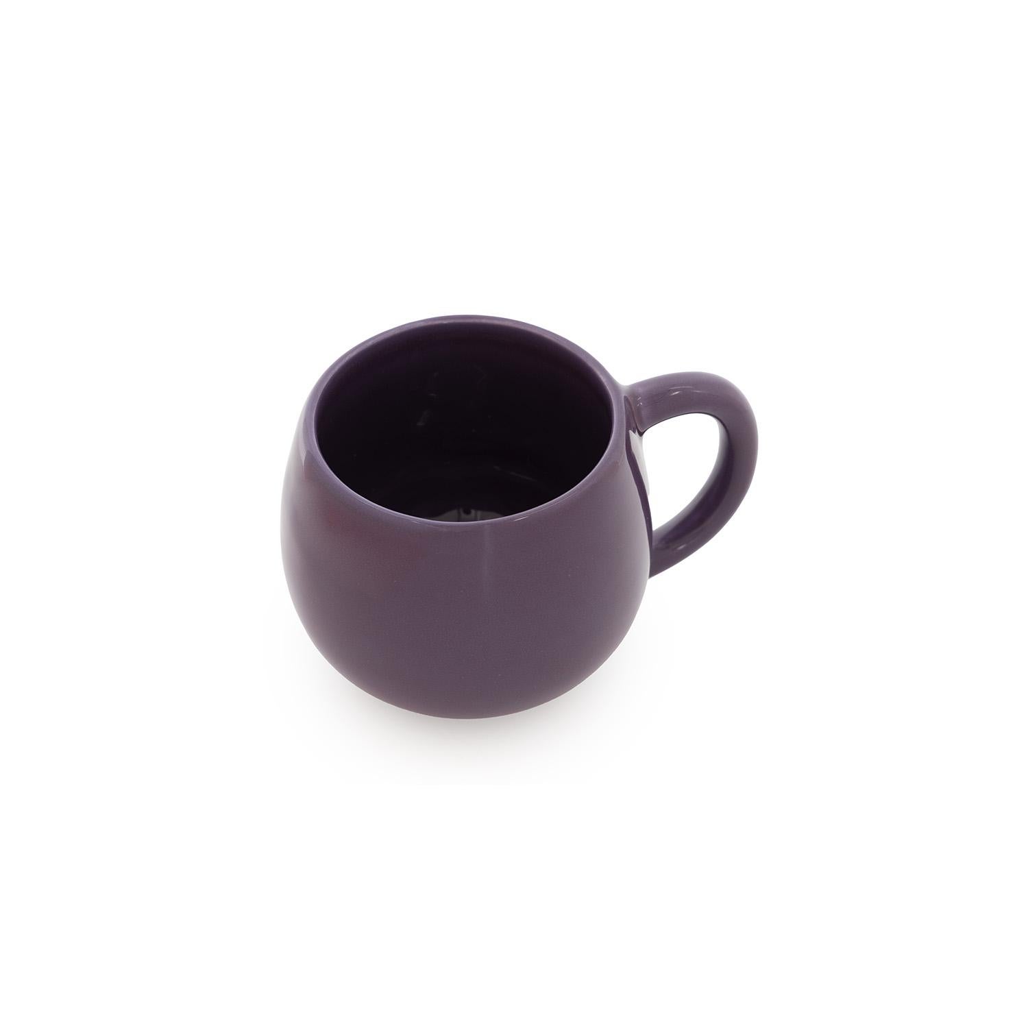 Faisant partie de notre capsule de petit-déjeuner en céramique, ce mug est à la fois amusant et fonctionnel. Fini avec un glaçage brillant dans les tons violet, brun et vert, il peut être utilisé seul ou combiné avec le plateau et la tasse à
