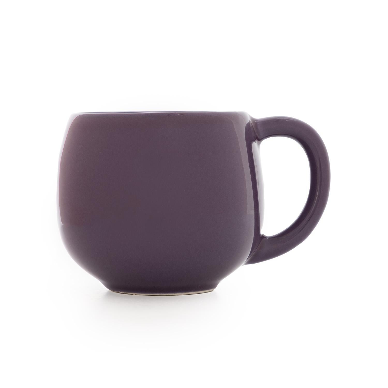 Como parte de nuestra cápsula de cerámica para el desayuno, esta taza es a la vez divertida y funcional. Acabada con un esmalte de alto brillo en tonos morados, marrones y verdes, puede utilizarse sola o combinada con la bandeja y la taza de café