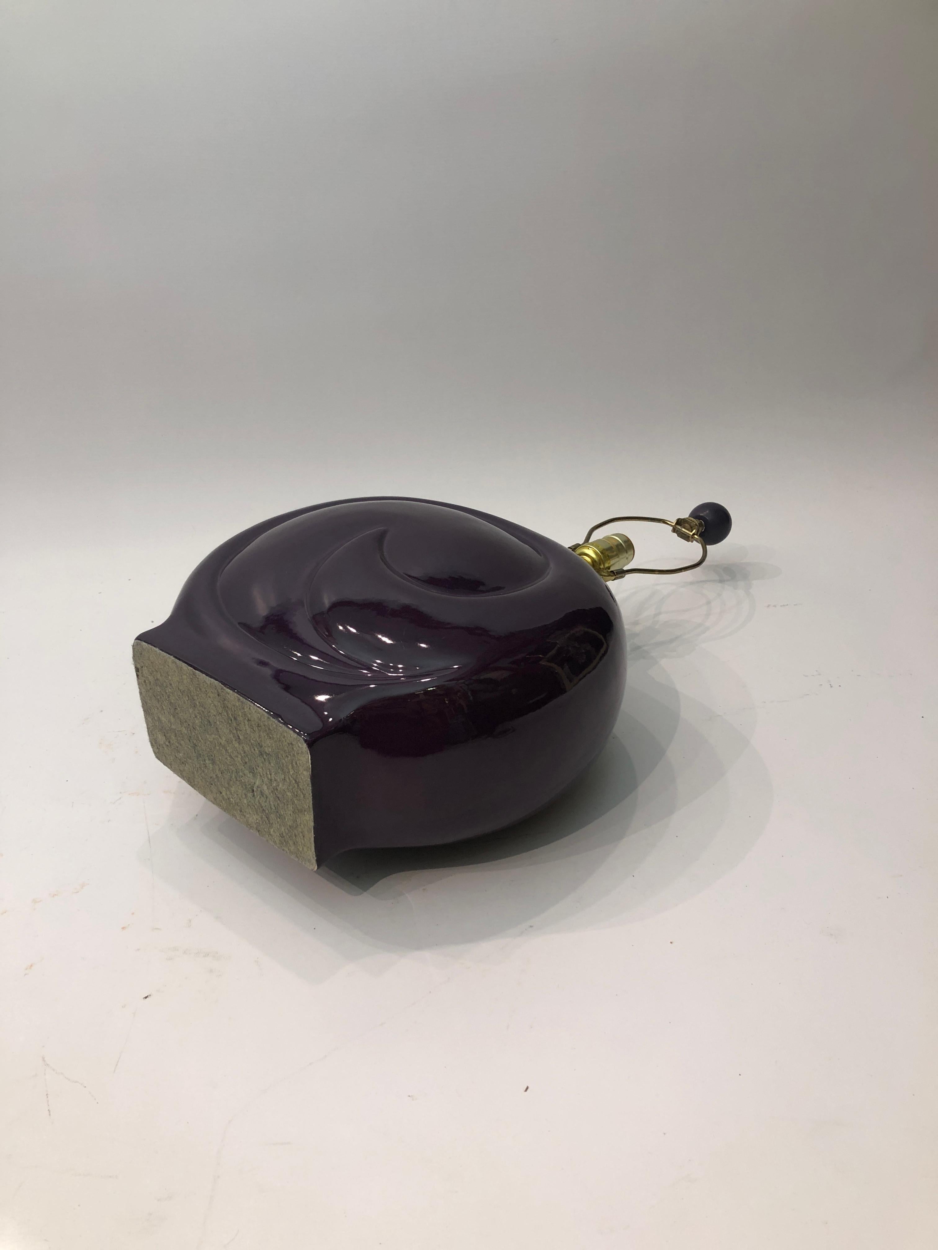 Lámpara de mesa de cerámica morada años 80 Pierre Cardin Vintage Hollywood Regency en venta 4