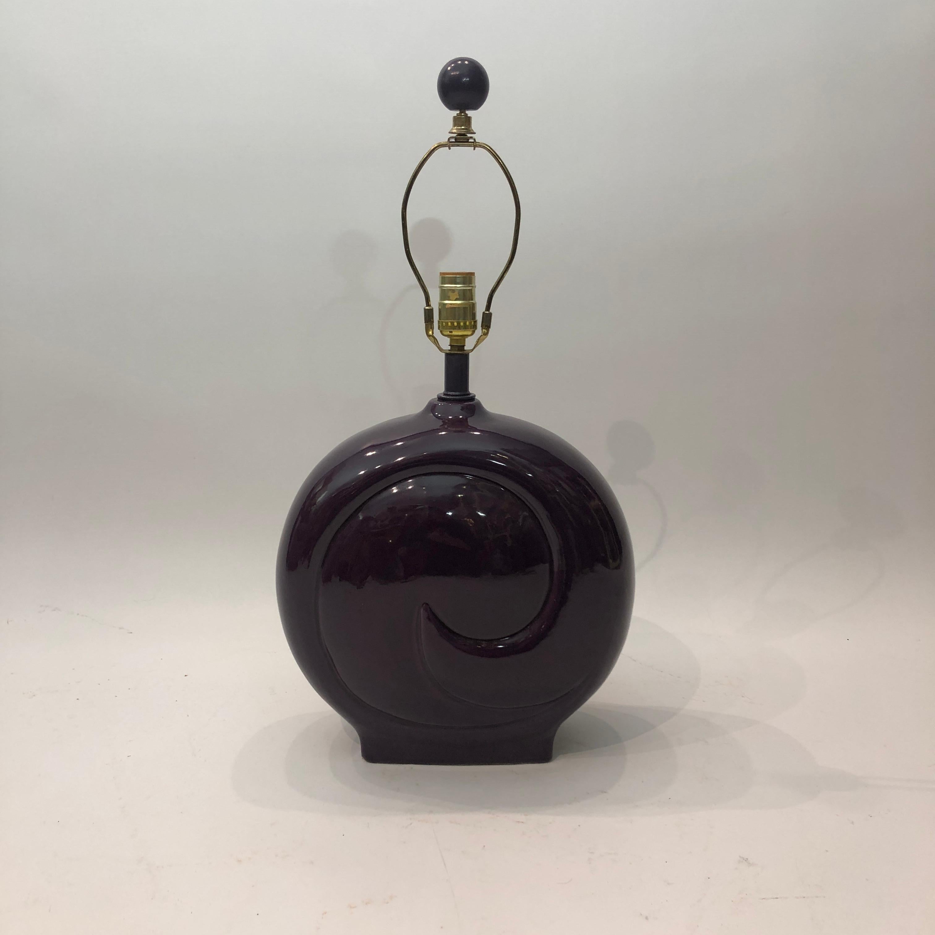 Lámpara de mesa de cerámica morada años 80 Pierre Cardin Vintage Hollywood Regency Regencia de Hollywood en venta