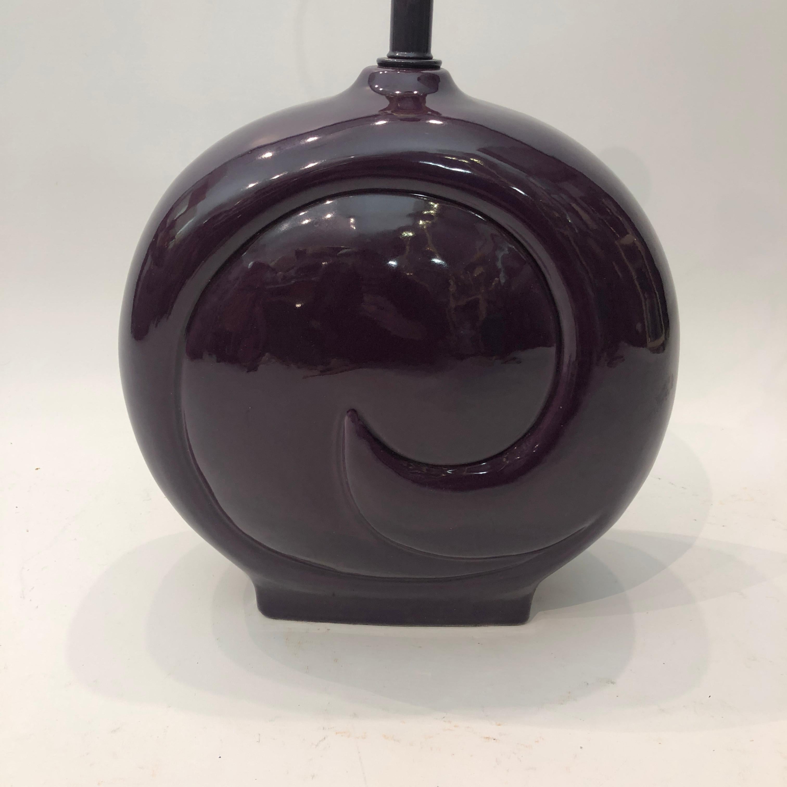 Lámpara de mesa de cerámica morada años 80 Pierre Cardin Vintage Hollywood Regency Estadounidense en venta