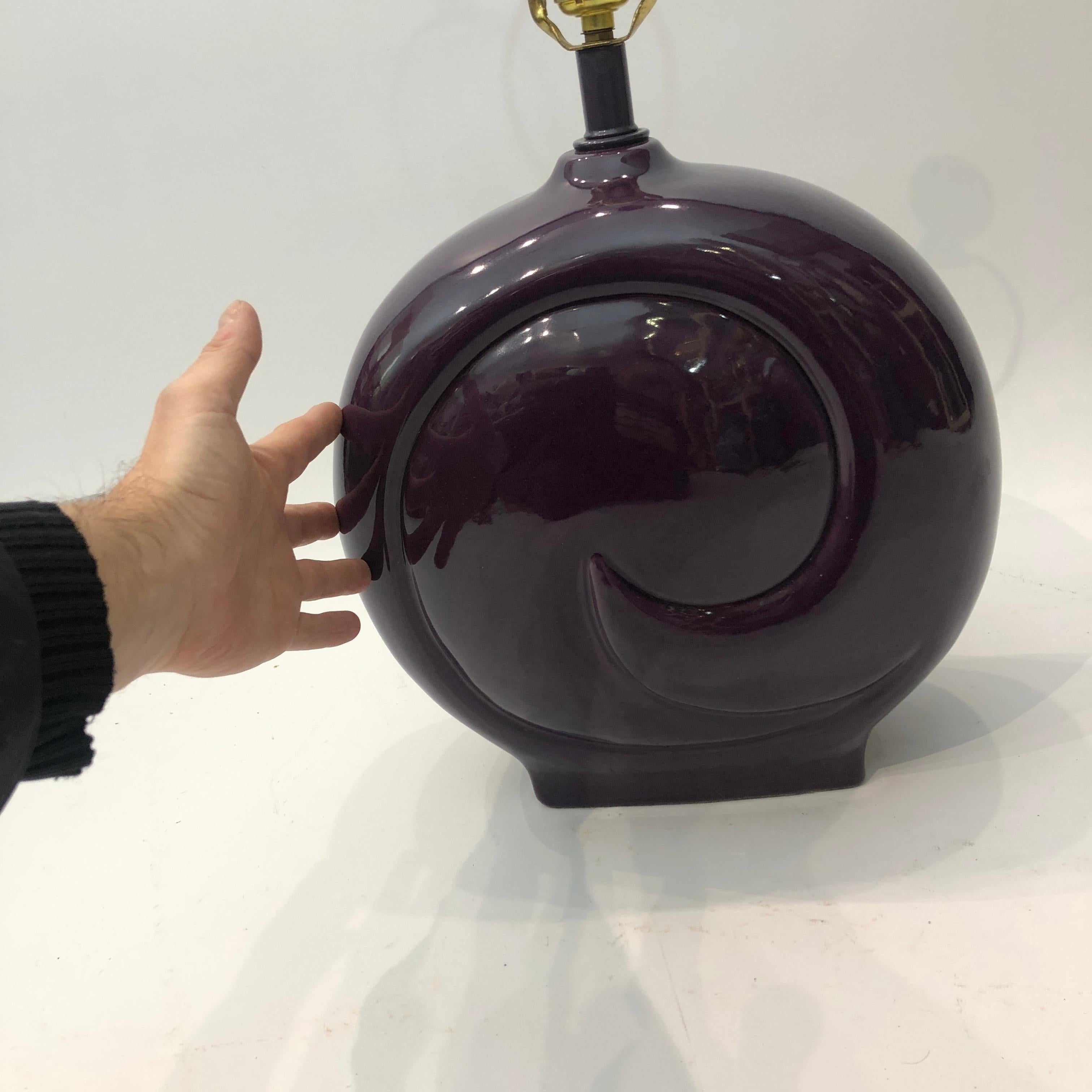 Lámpara de mesa de cerámica morada años 80 Pierre Cardin Vintage Hollywood Regency finales del siglo XX en venta
