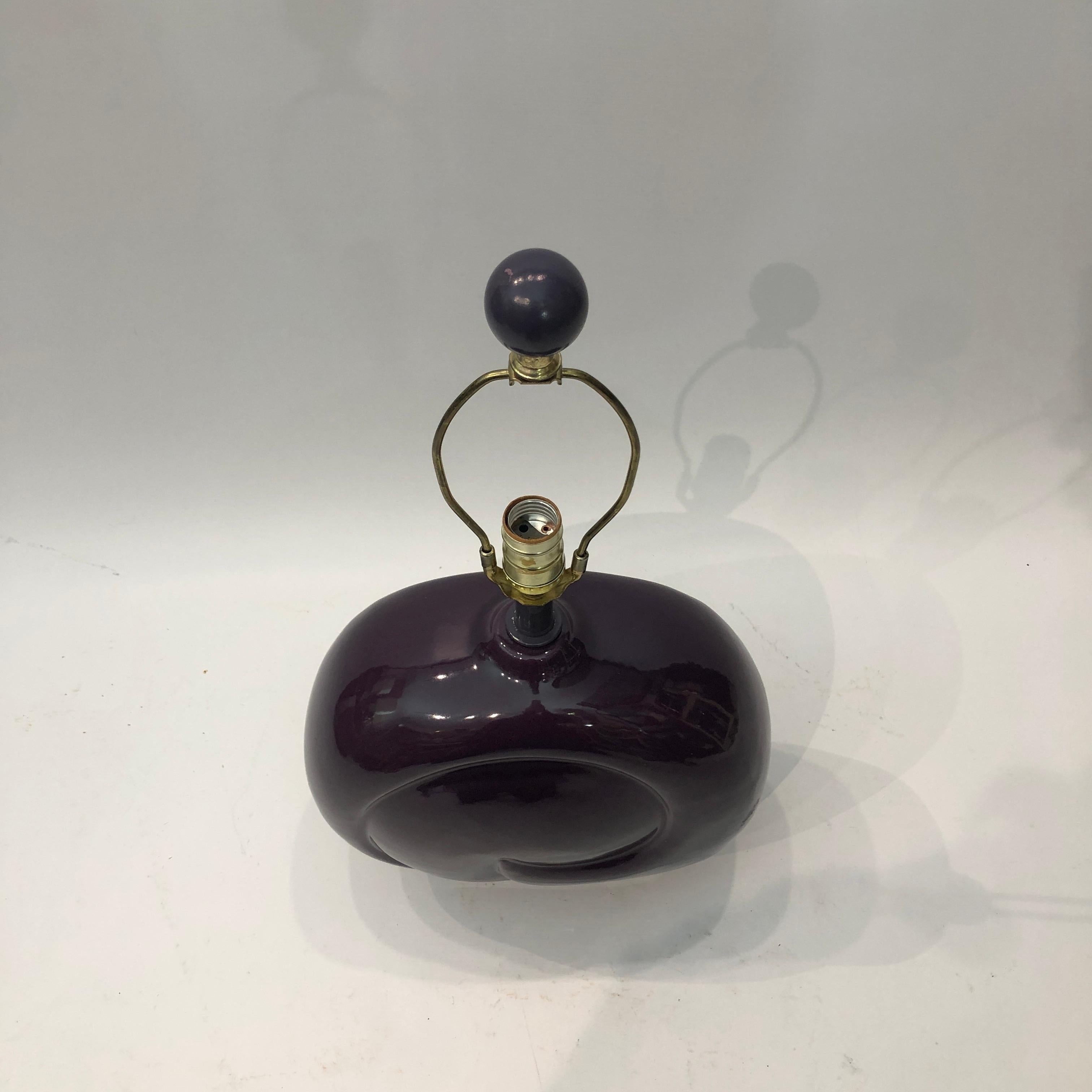 Lámpara de mesa de cerámica morada años 80 Pierre Cardin Vintage Hollywood Regency Metal en venta
