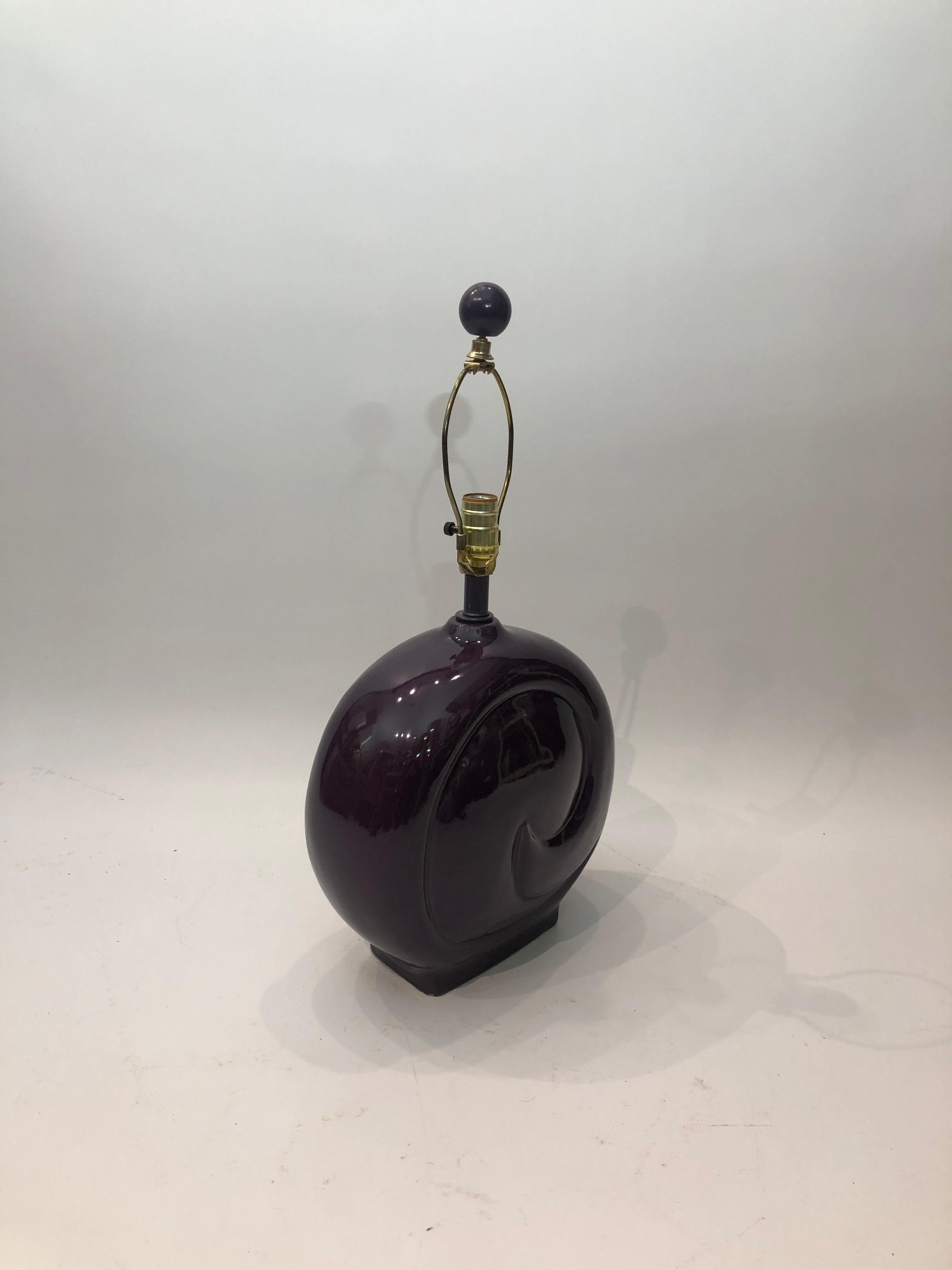 Lámpara de mesa de cerámica morada años 80 Pierre Cardin Vintage Hollywood Regency en venta 1
