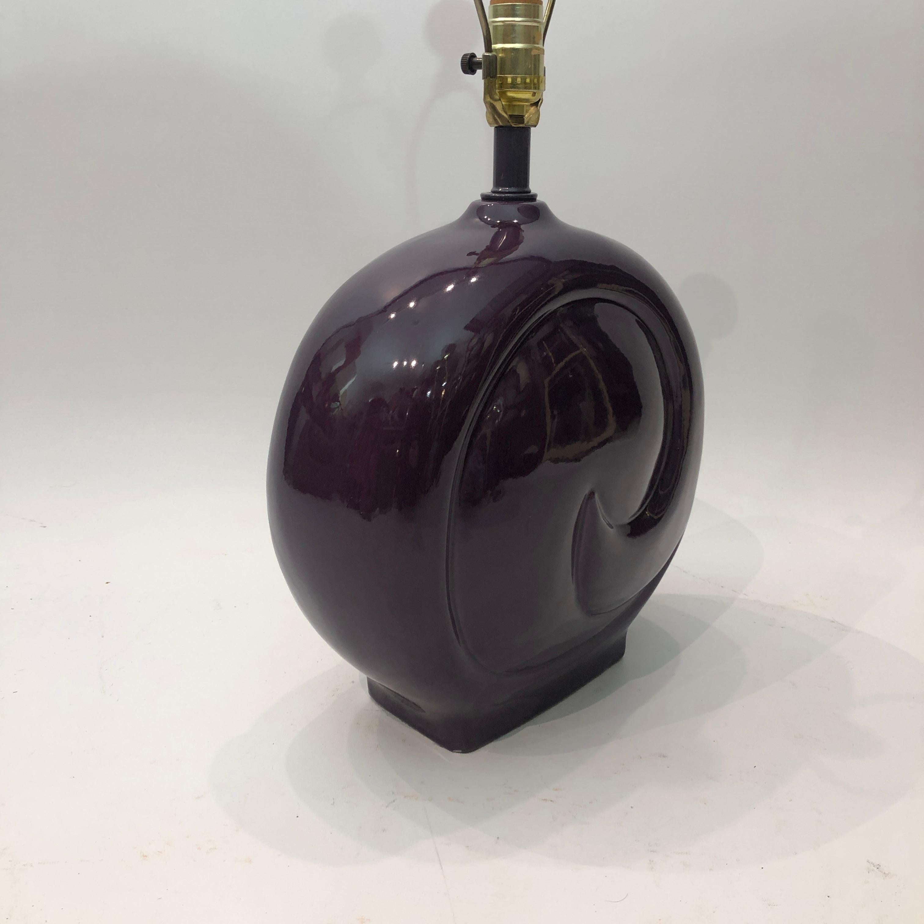 Lámpara de mesa de cerámica morada años 80 Pierre Cardin Vintage Hollywood Regency en venta 2