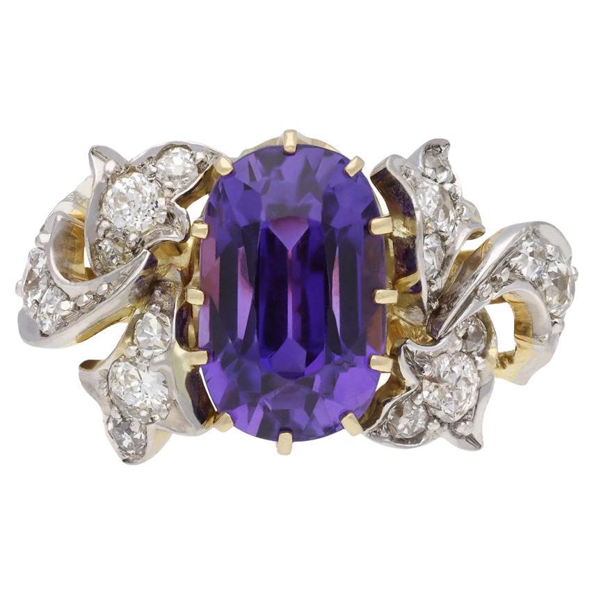 Bague à grappes de saphirs de Ceylan violets et de diamants, vers 1910