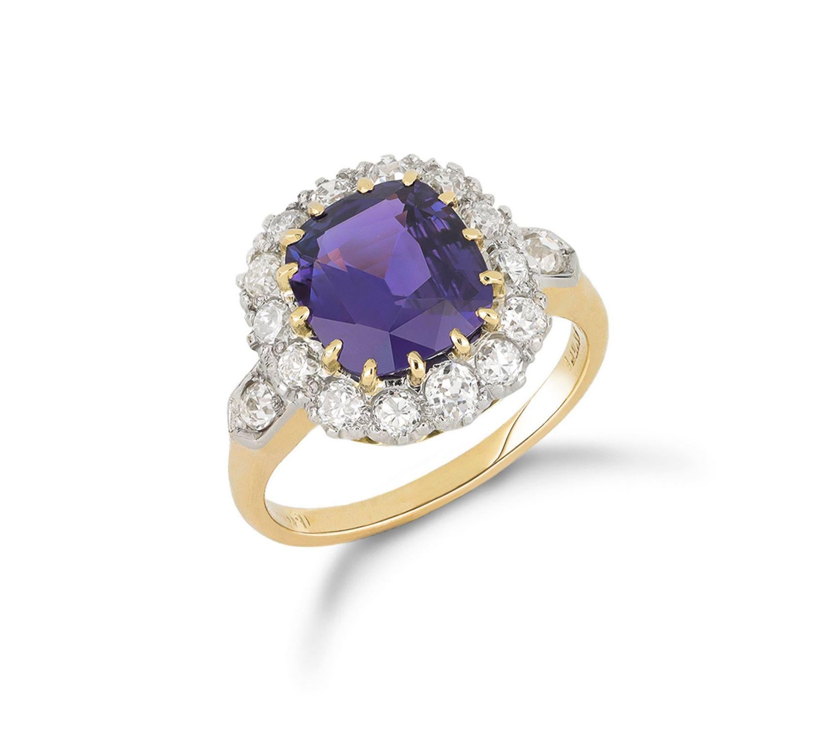 Bague à coronet en saphir de Ceylan violet et diamants. Serti au centre d'un saphir de Ceylan de forme coussin et de taille ancienne, d'un poids de 2,85 carats, en serti griffe ouvert, et de seize diamants de forme coussin et de taille ancienne, en