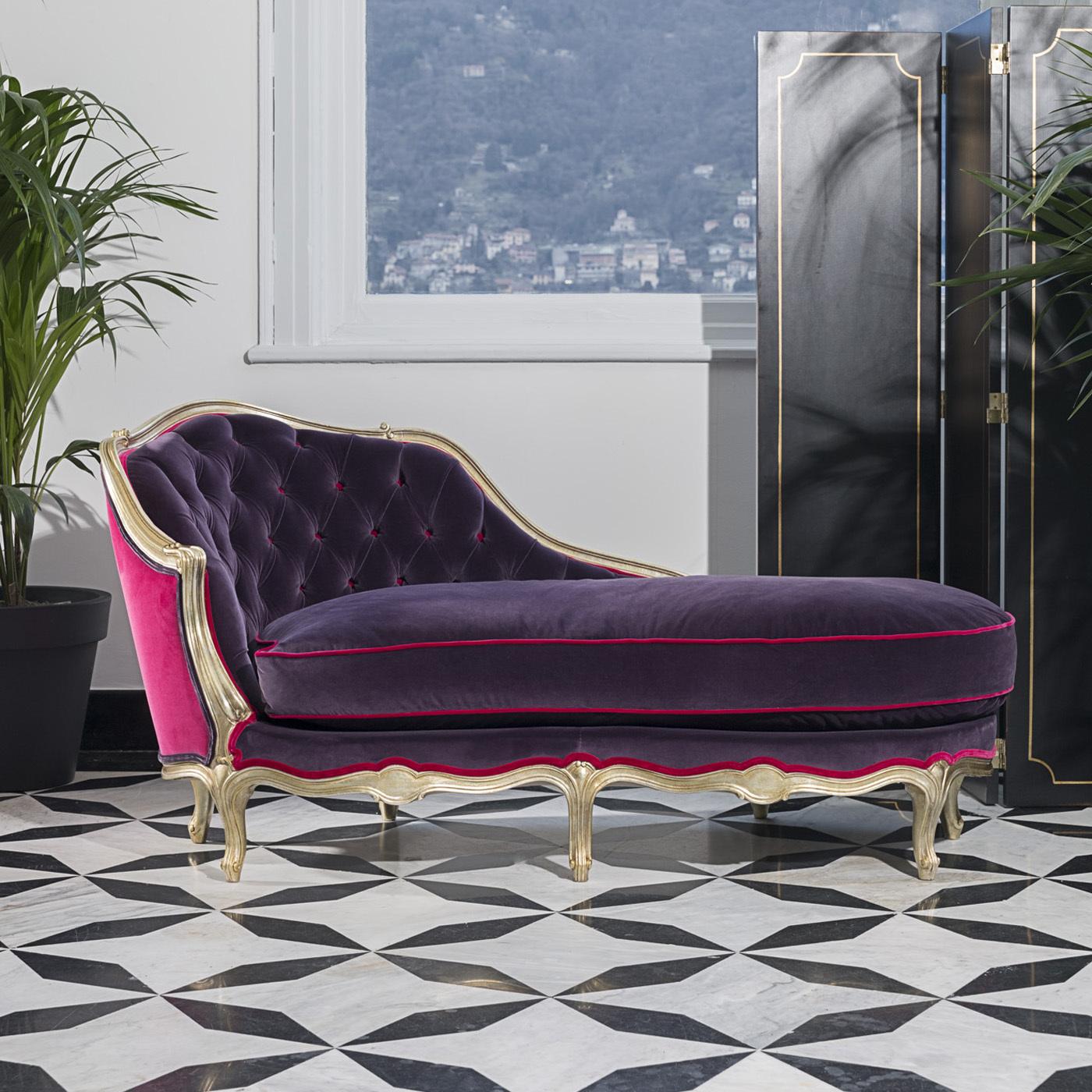 Chaise-longue Louis XV avec sculptures faites à la main, tapissée de boutons sur le dossier incurvé.