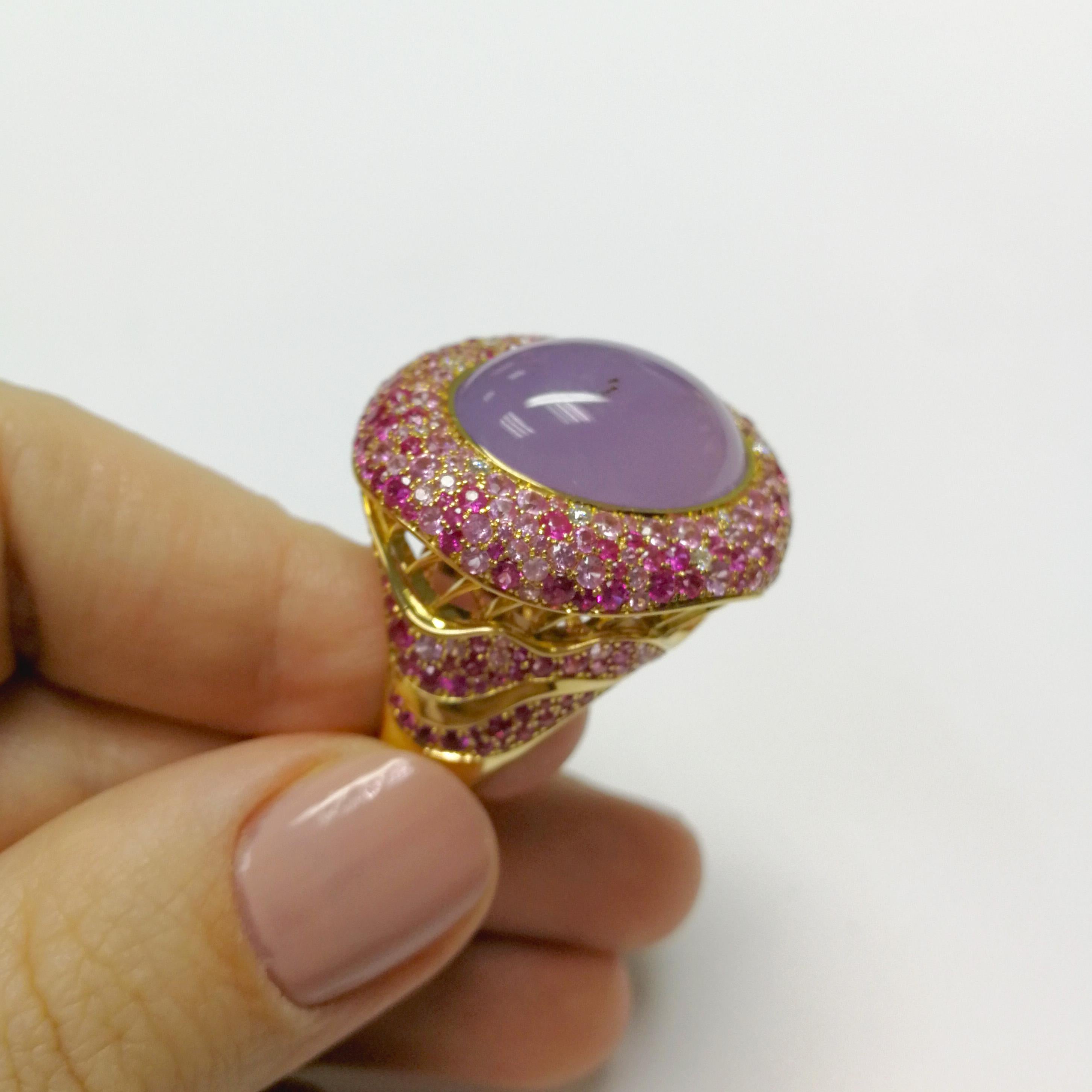Contemporary Purple Chalcedony 16.30 Carat Pink Sapphire Diamonds 18 Karat Yellow Gold Ring For Sale