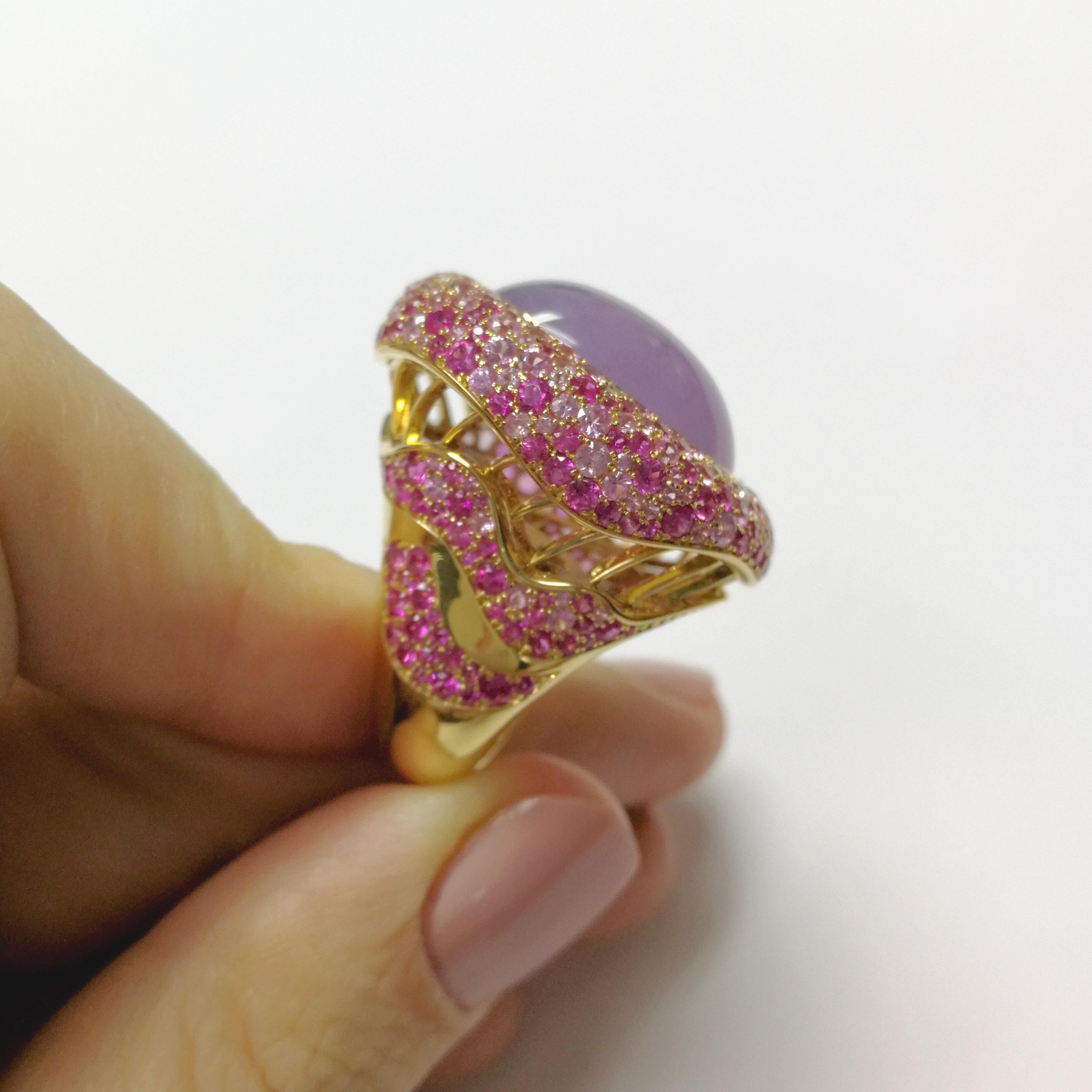 Bague en or jaune 18 carats avec calcédoine violette, saphir rose de 16,30 carats et diamants en vente 1