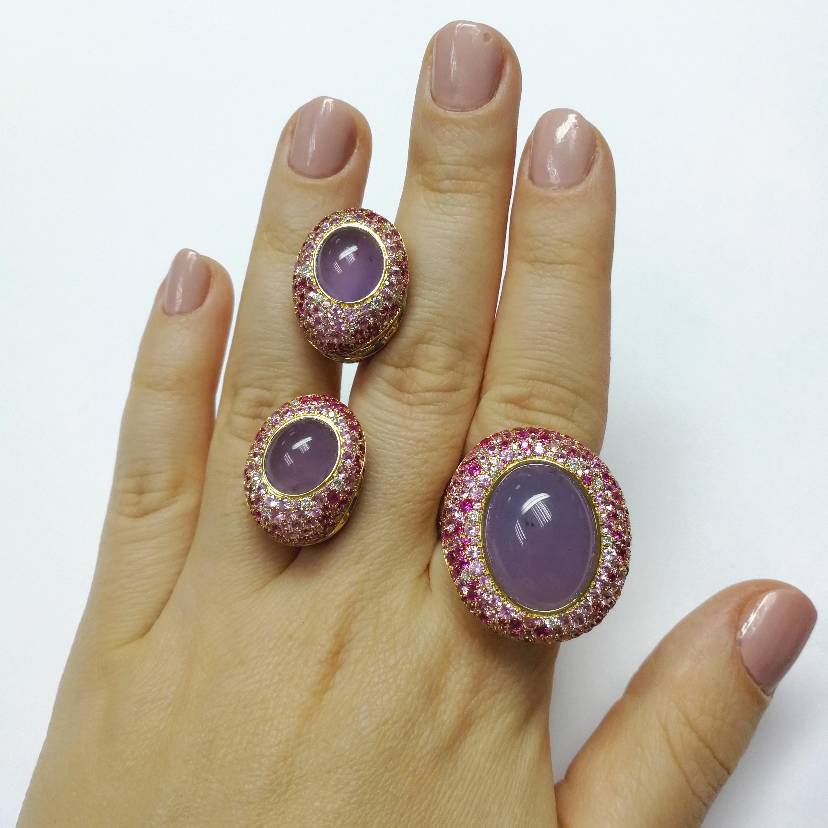 Purple Chalcedony Pink Sapphire Diamonds 18 Karat Yellow Gold Suite
Take a closer look at this Suite in a dazzling combination of 18K Yellow Gold, Purple Chalcedony, Pink Sapphires and Diamonds. The upper part of the Suite is almost detached from