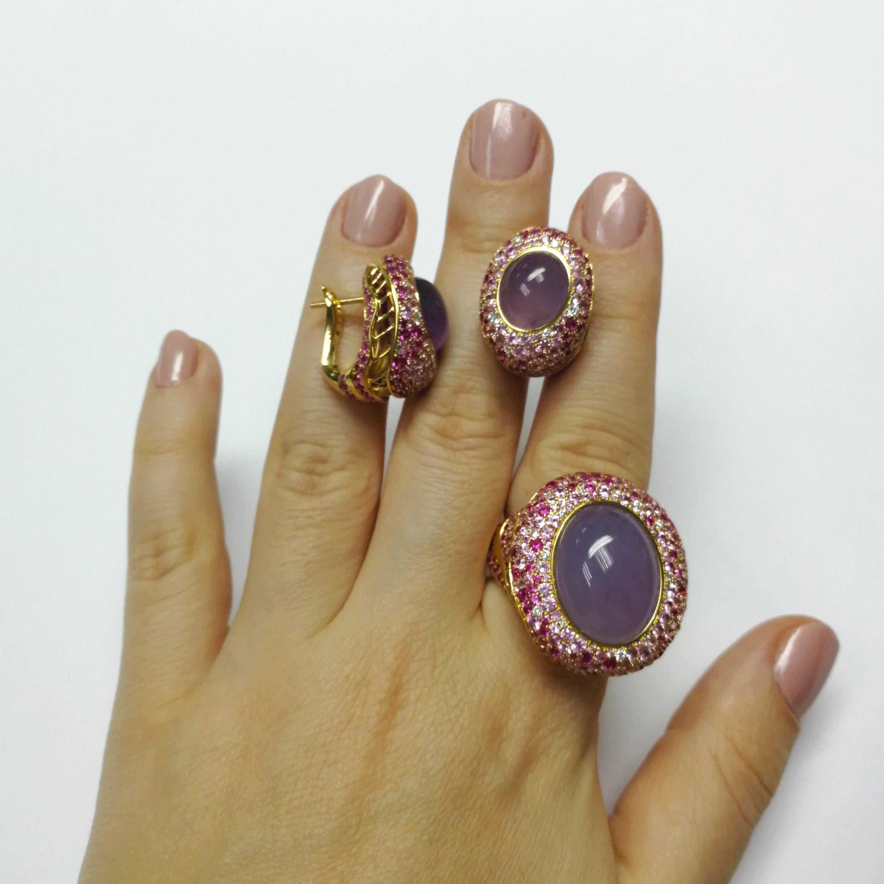 Taille ovale Suite en or jaune 18 carats avec calcédoine violette, saphirs roses et diamants en vente