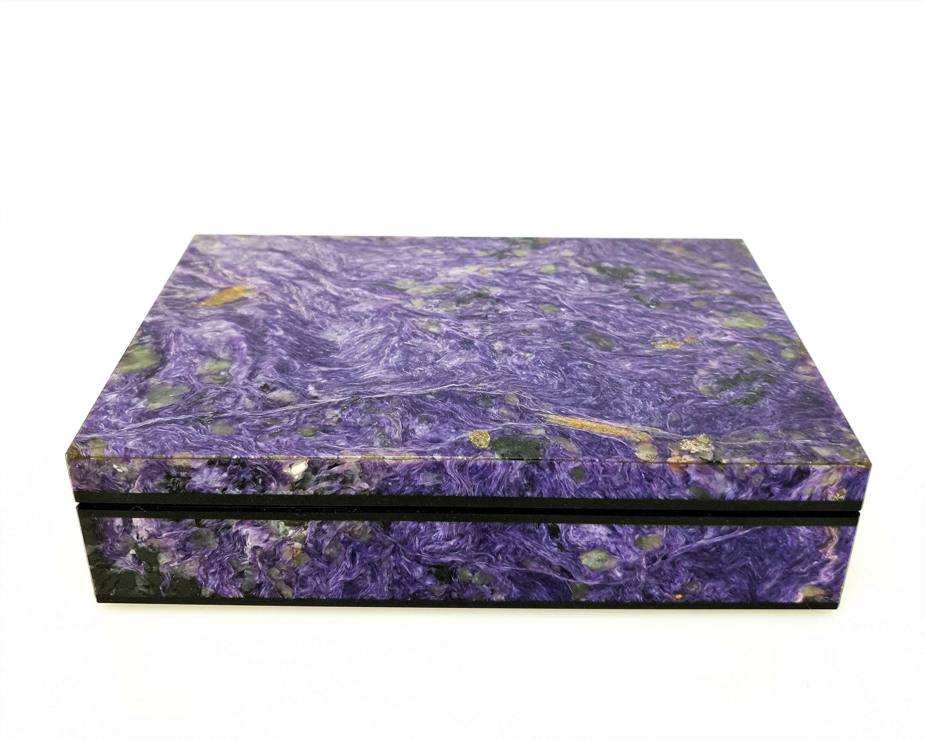 Ein handgefertigter natürlicher lila Charoit  dekoratives Schmuckkästchen.
Das Muster sieht aus wie ein kunstvolles Gemälde der Natur.
Es ist zu betonen, dass die Deckplatte aus einem Stück und nicht aus mehreren Mosaiken zusammengesetzt ist.
Das