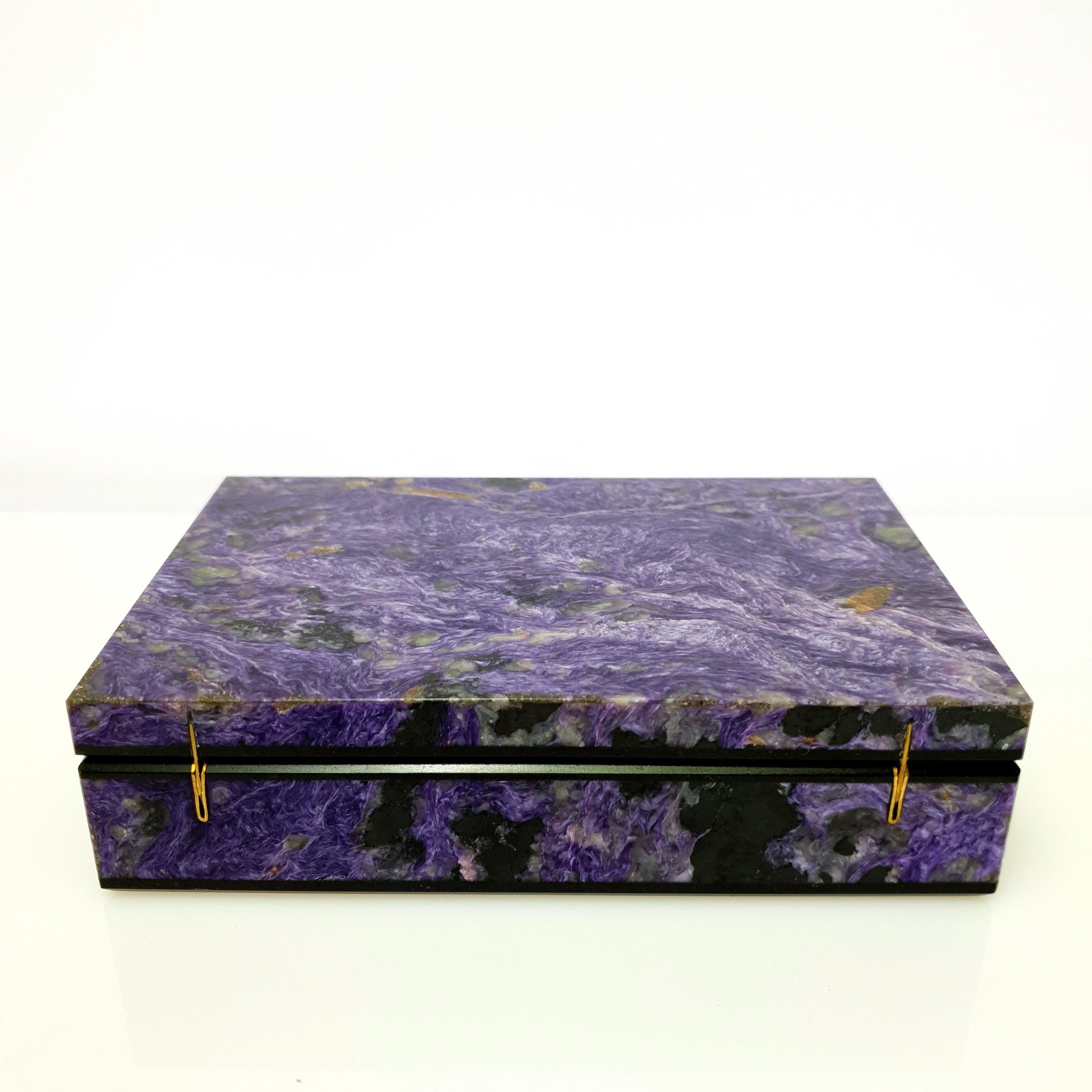 Purple Charoite Decorative Jewelry Gemstone Box with Black Marble Inlay In New Condition For Sale In Kirschweiler, DE
