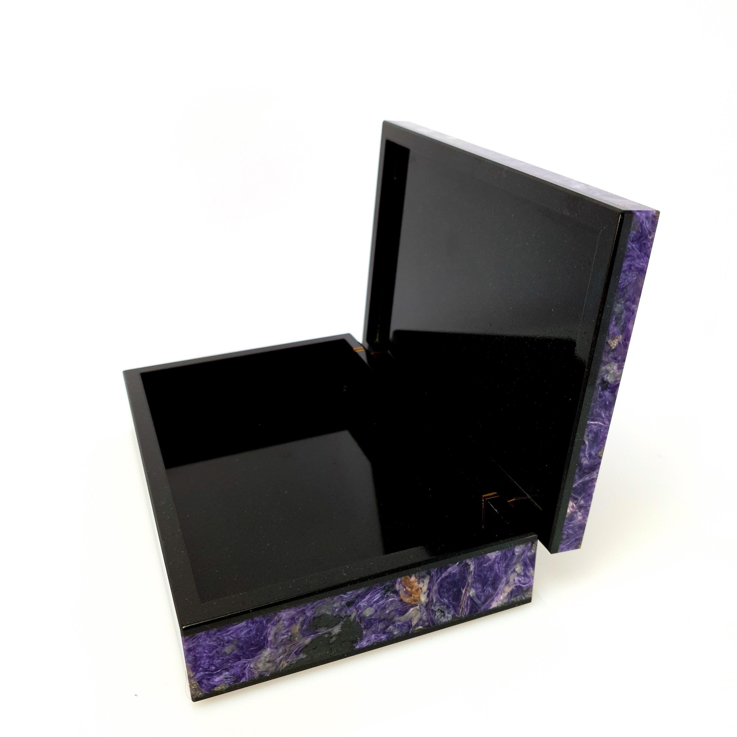 Caja para Joyas de Piedras Preciosas de Charoite Púrpura de Diseño Interior con Incrustación de Mármol Negro en venta 5