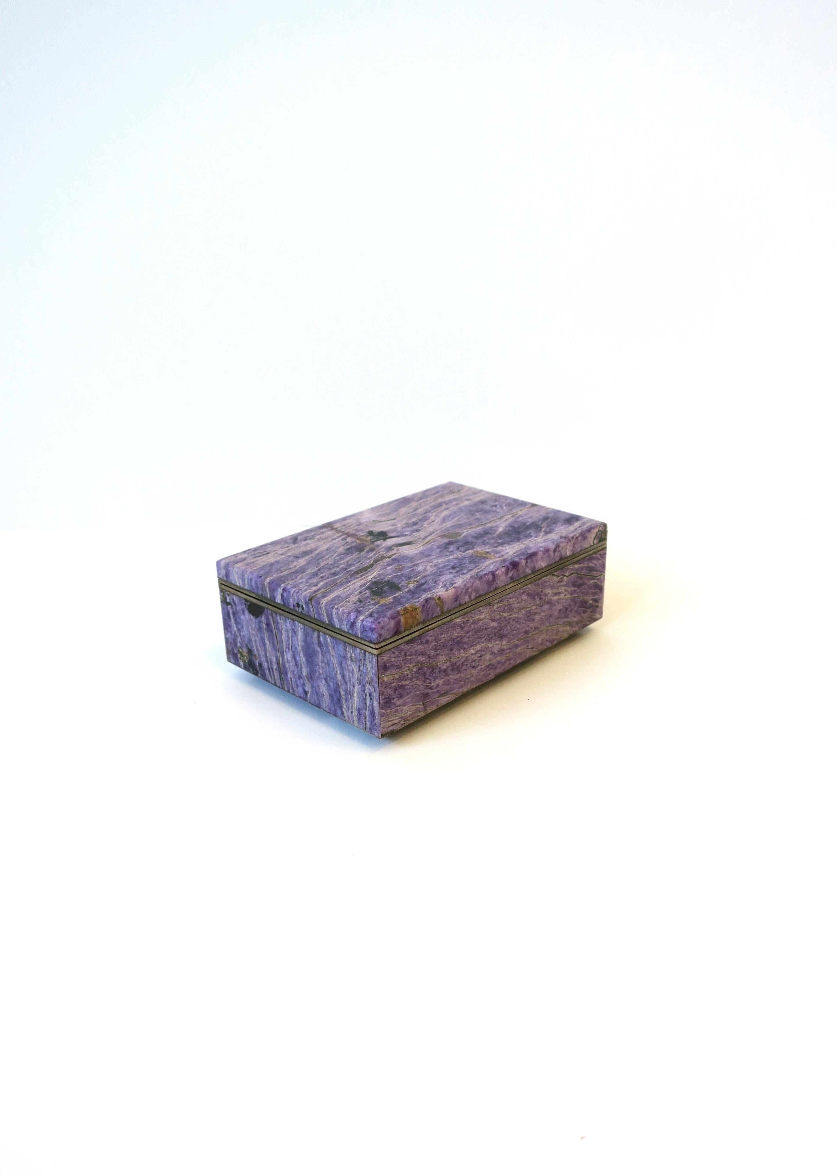 Boîte à bijoux en charoite violette  en vente 4