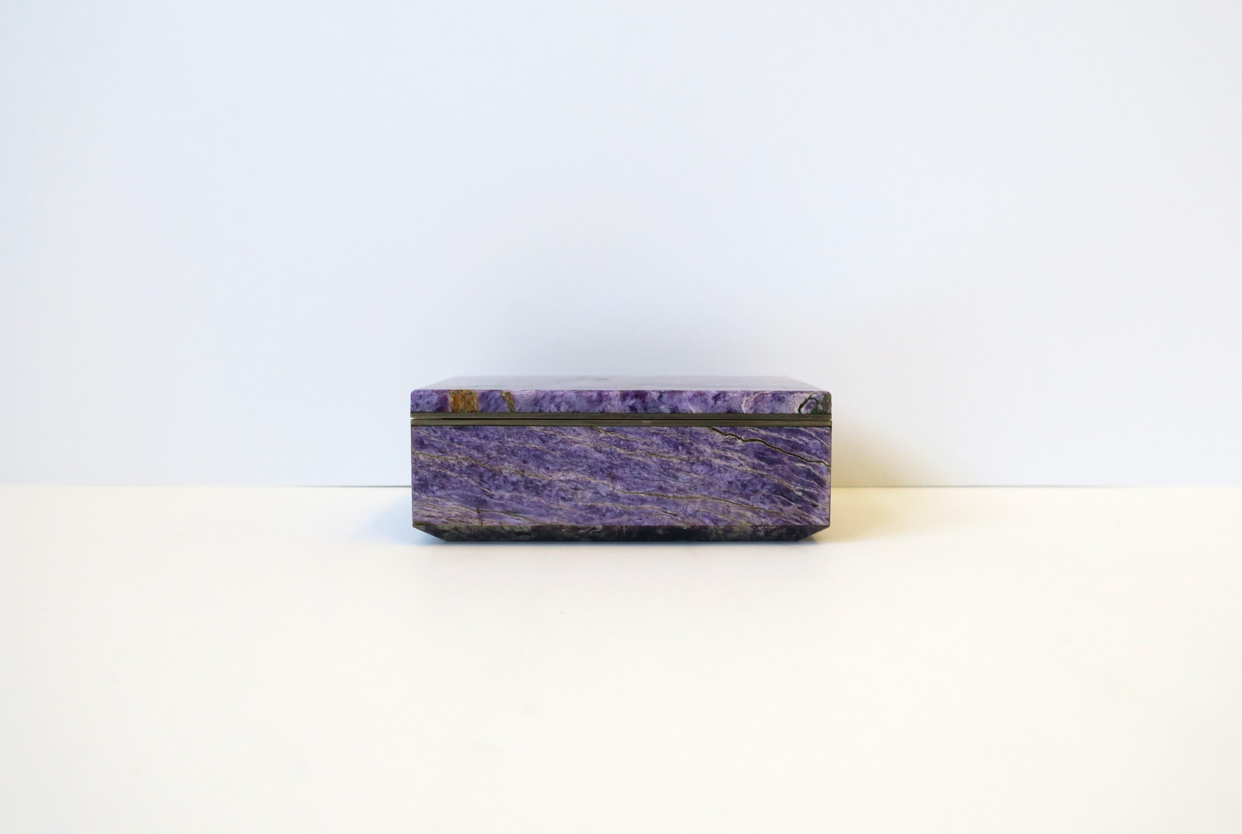 Moderne Boîte à bijoux en charoite violette  en vente