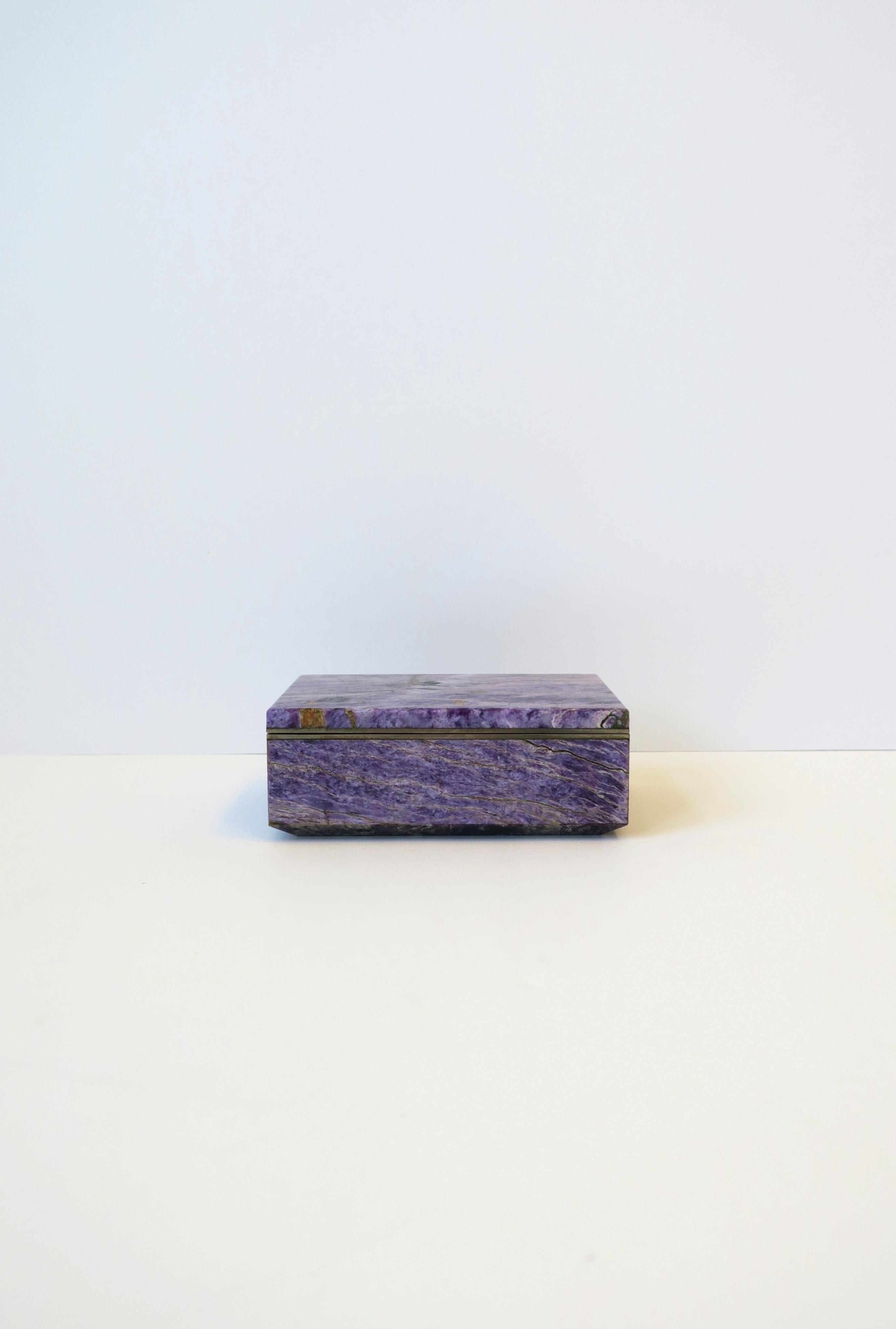 Poli Boîte à bijoux en charoite violette  en vente