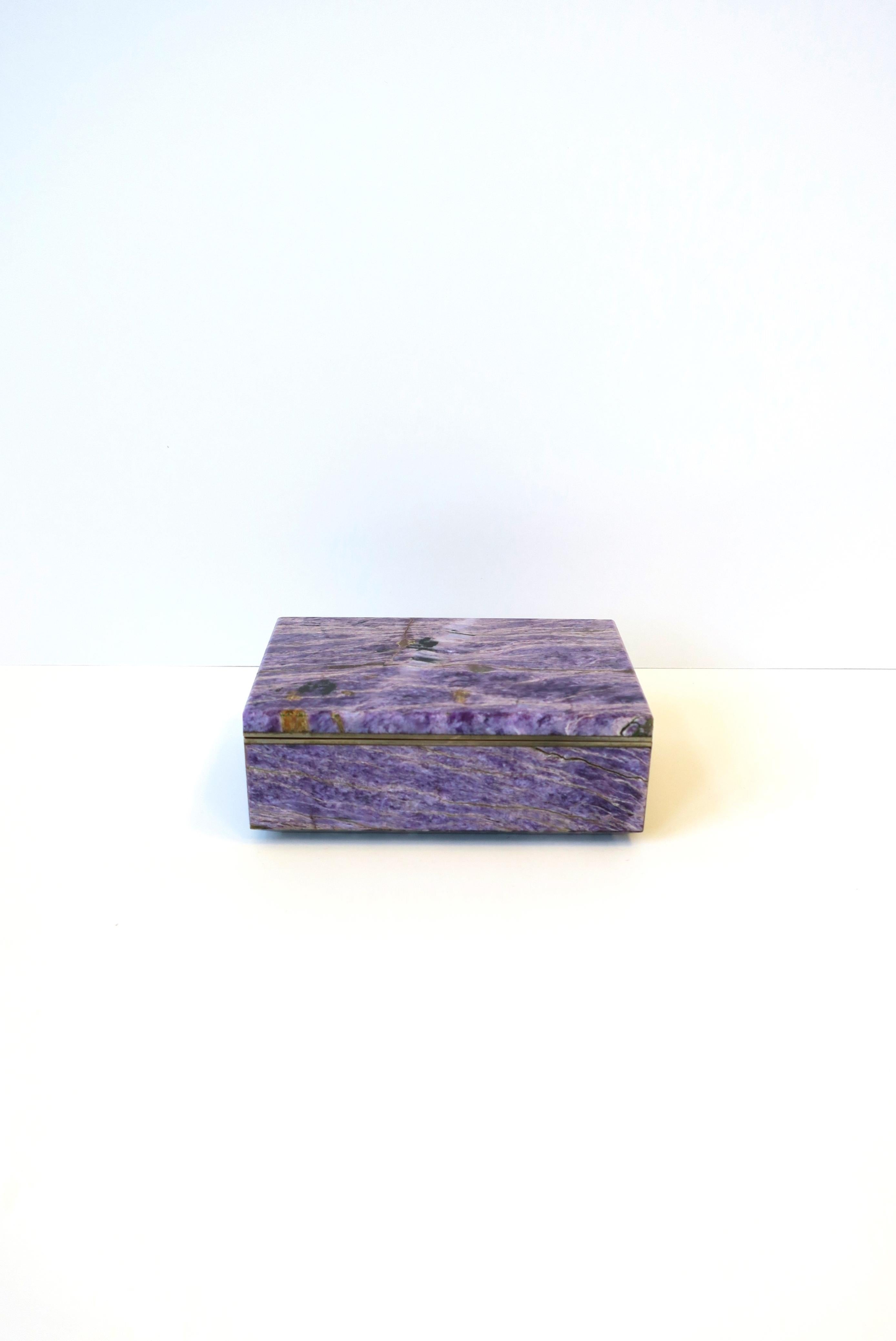 Boîte à bijoux en charoite violette  Bon état - En vente à New York, NY
