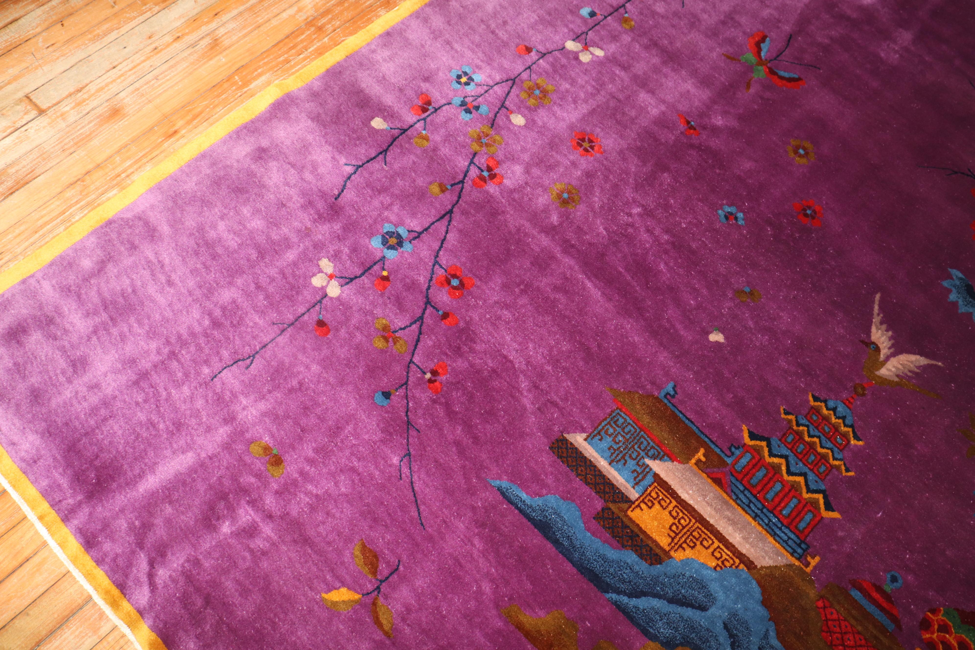 Ein phänomenaler zimmergroßer chinesischer Art-Déco-Teppich aus den 1930er Jahren in vollem Flor.

Maße: 9' x 11'6''.