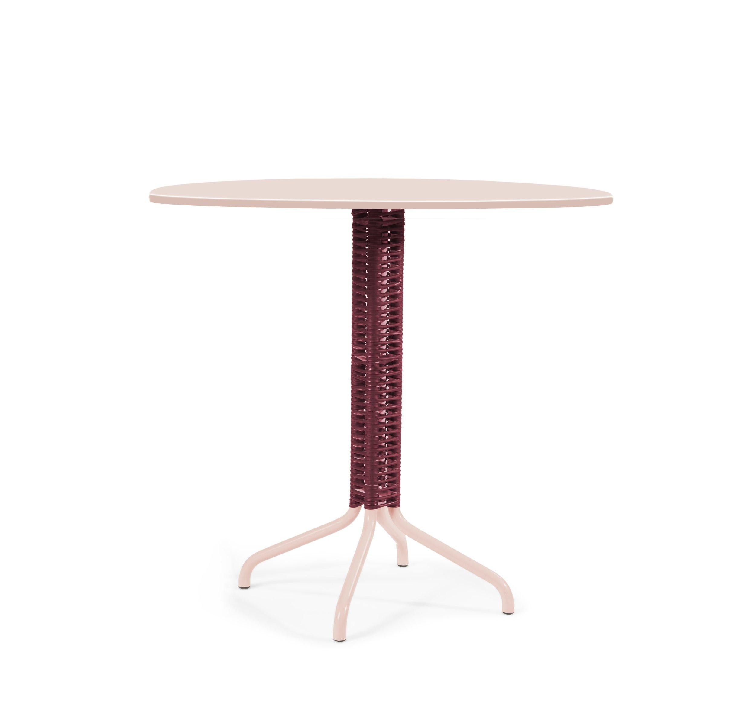 Purple Cielo bistro table by Sebastian Herkner
Dimensions: 60 x 73 x 60 cm
Materials: Steel

The popular cielo collection of chairs, loungers and lounge chairs - designed by Sebastian Herkner - is once again expanding: the elegant bistro table