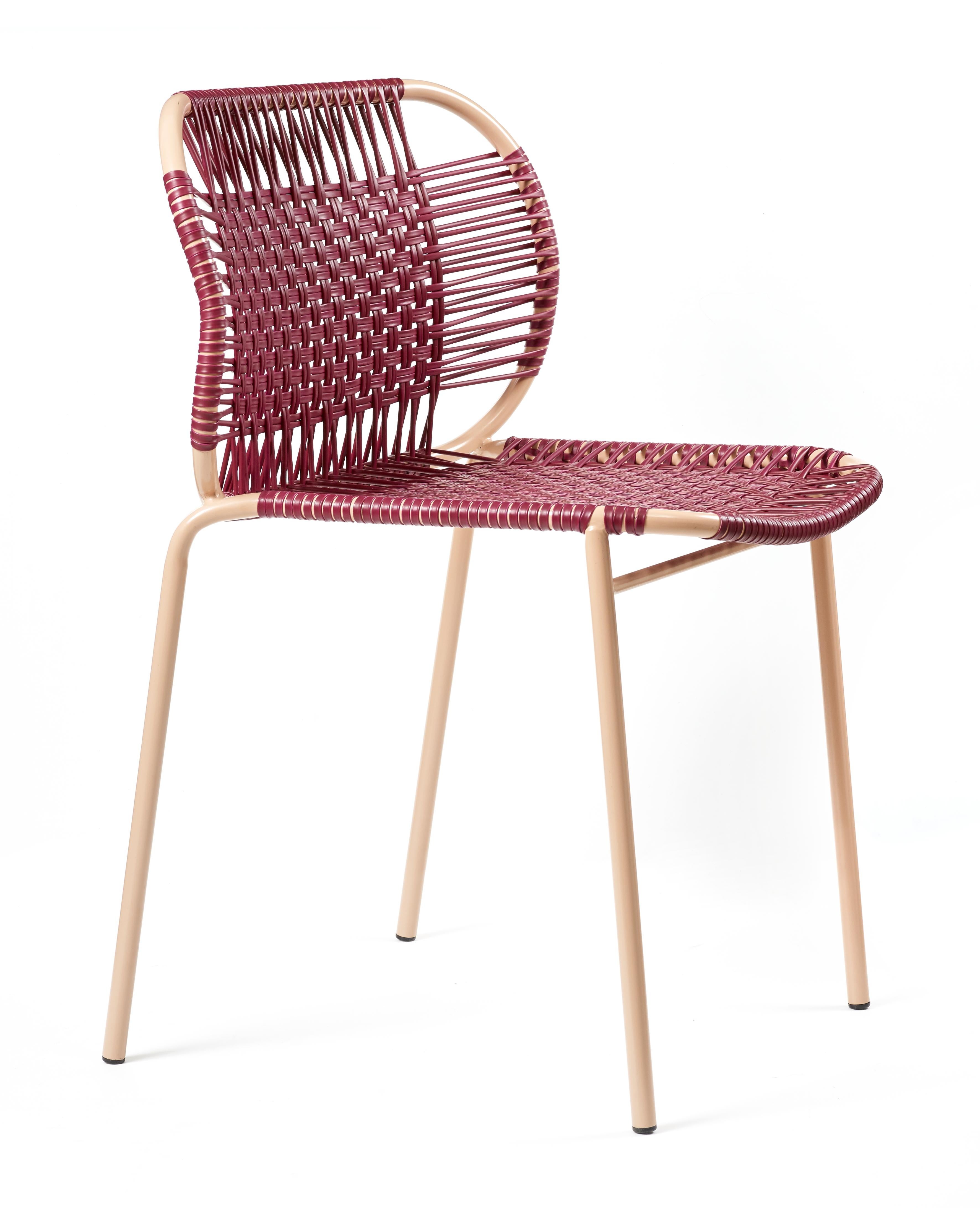 Sedia impilabile Cielo viola di Sebastian Herkner
Materiali: Corde in PVC, telaio in acciaio verniciato a polvere. 
Tecnica: Realizzata con plastica riciclata e tessuta da artigiani locali a Cartagena, in Colombia. 
Dimensioni: L 56 x P 51,4 x H 78